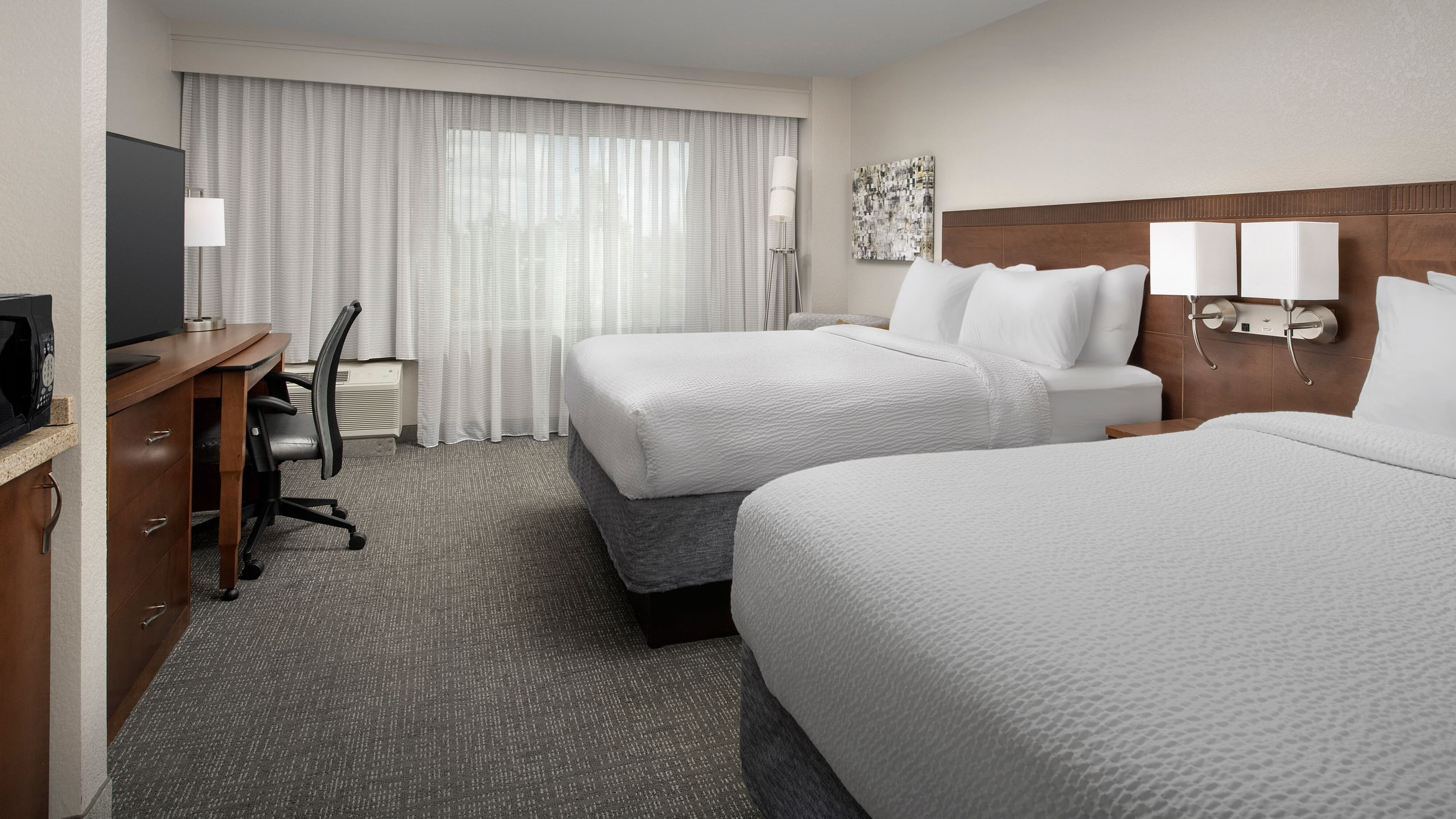 2 Queen Beds - Image 6