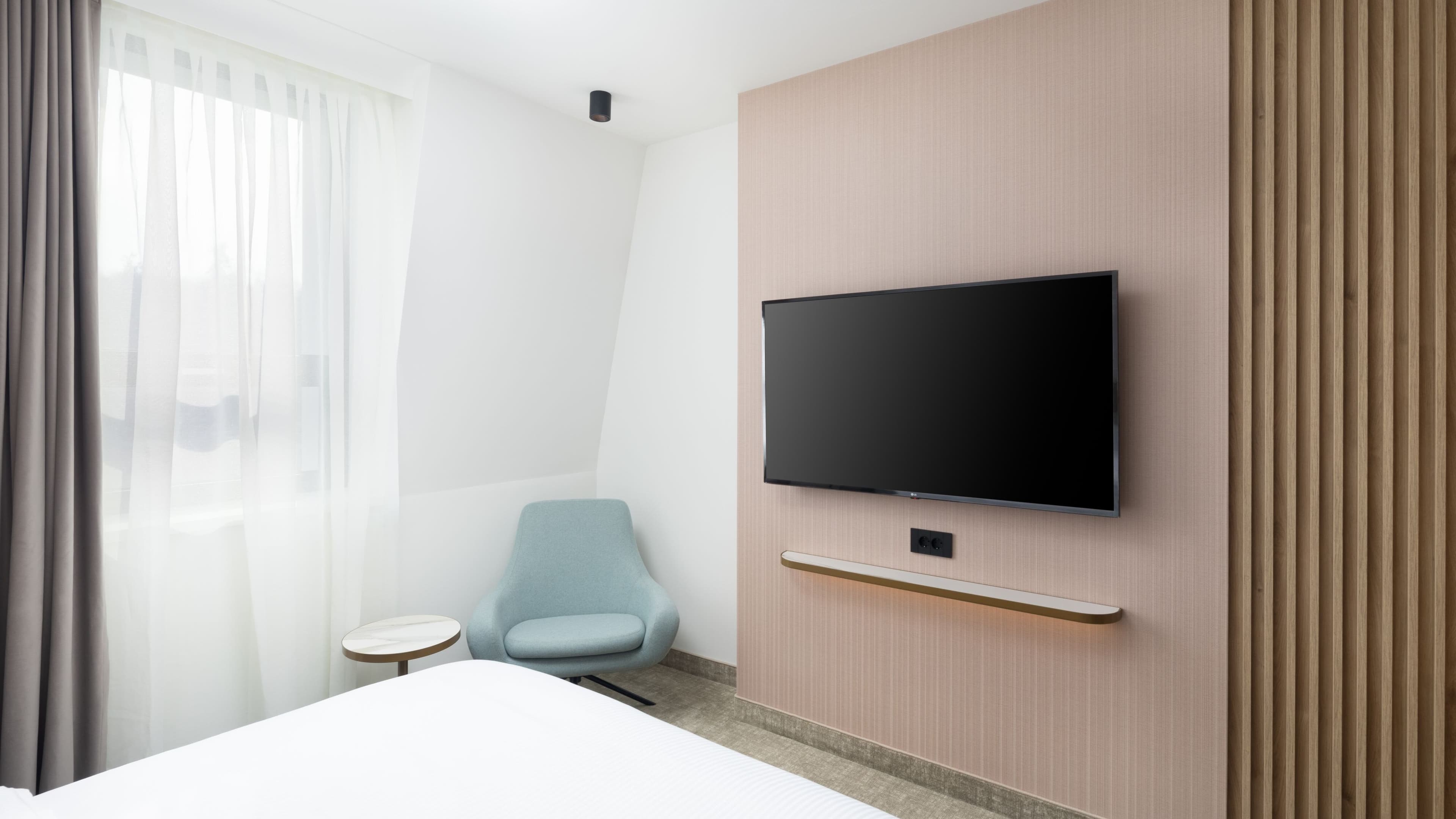 Standard Queen - Image 1