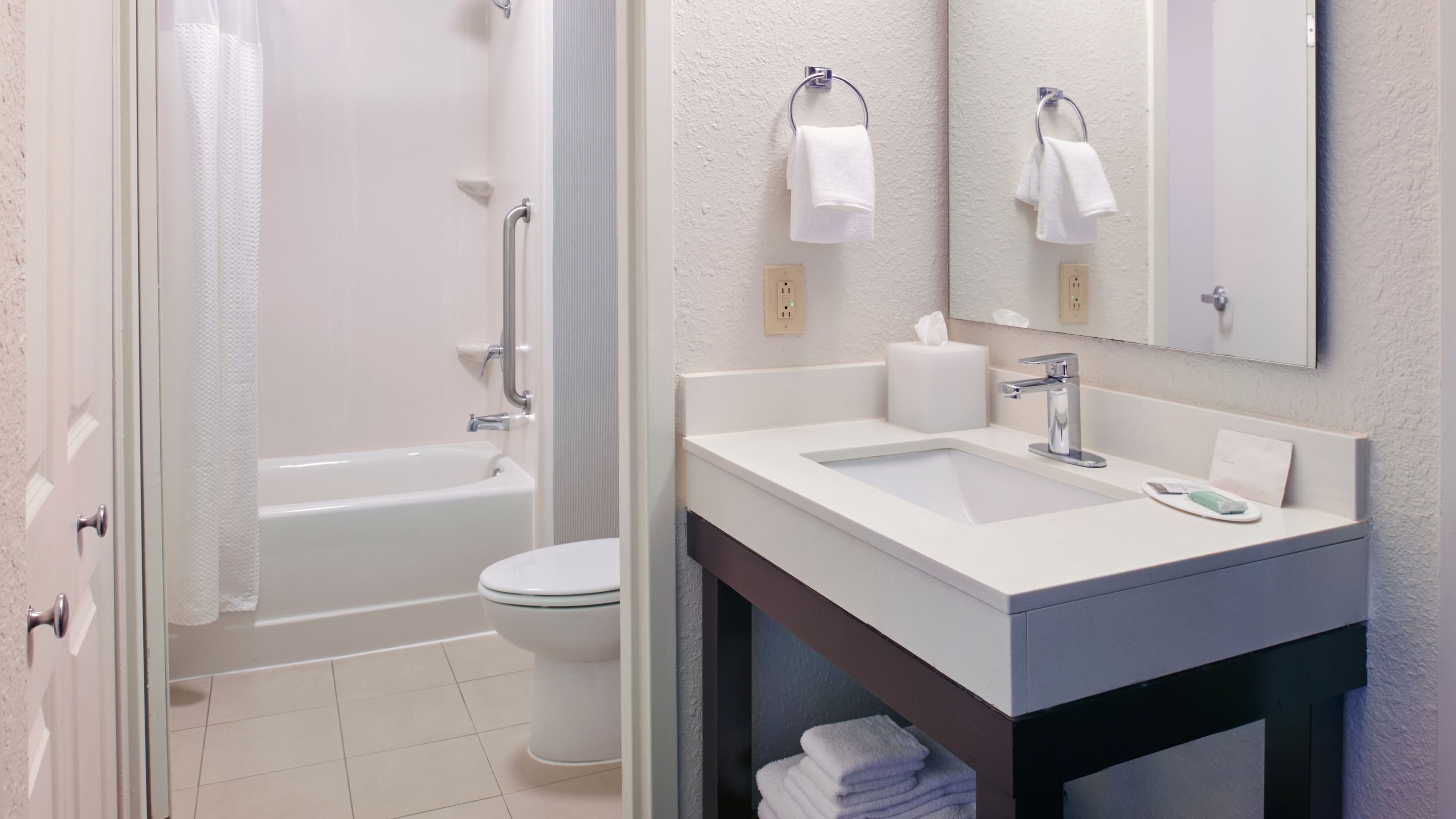 Deluxe Guest room - Image 5