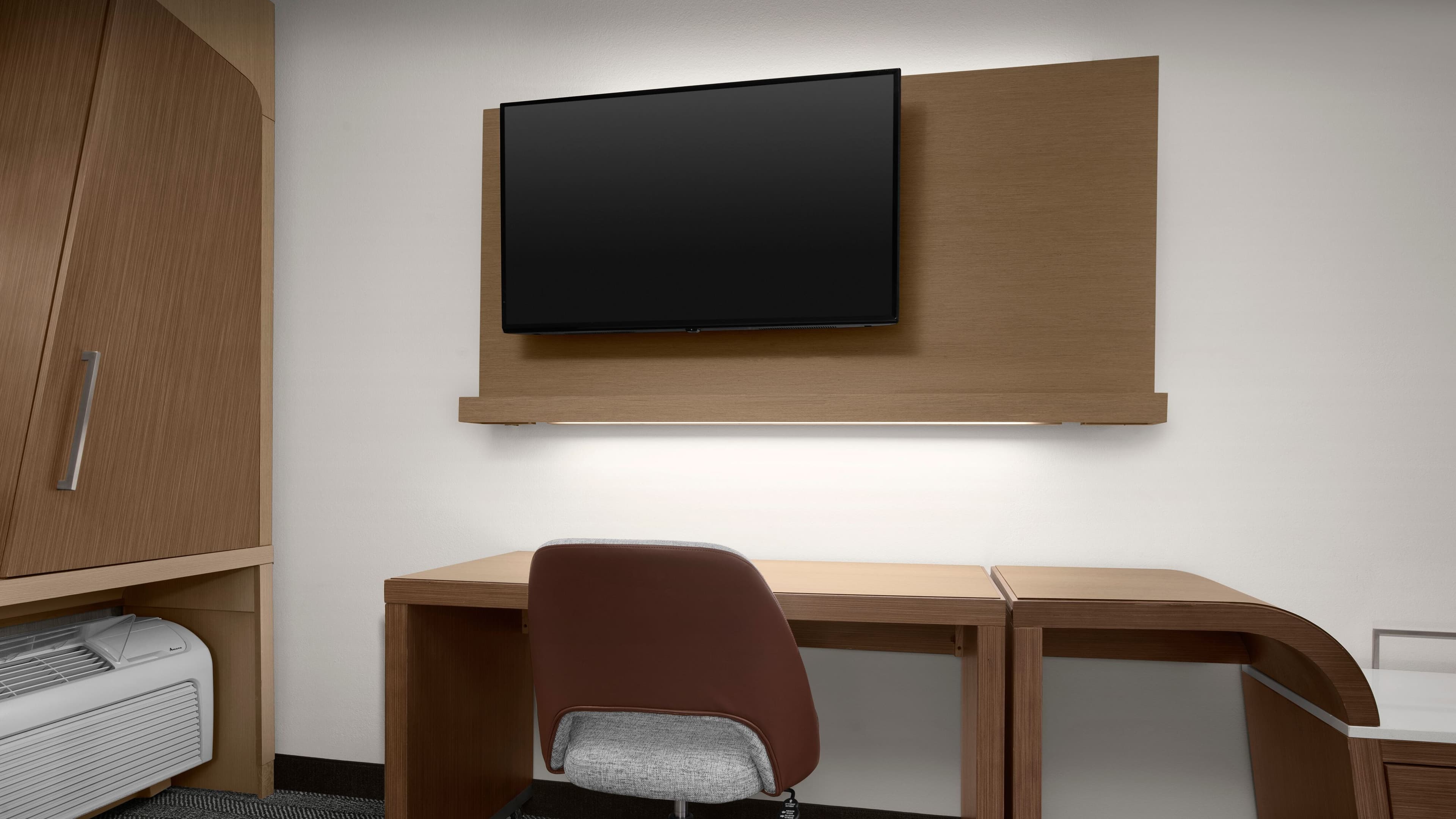 Holiday Inn Express & Suites Plano - The Colony - Image 4