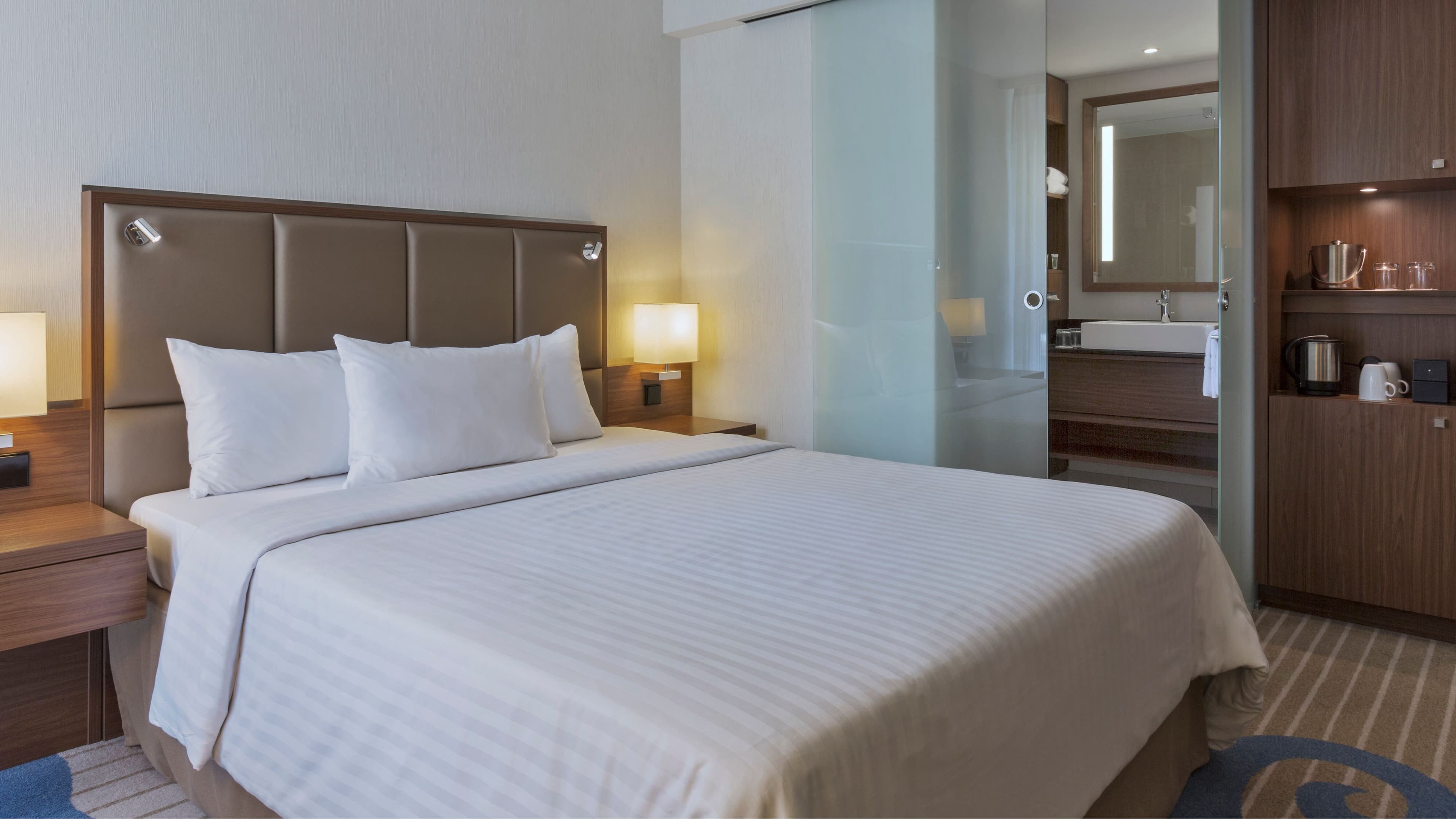 Standard Room Queen - Image 7
