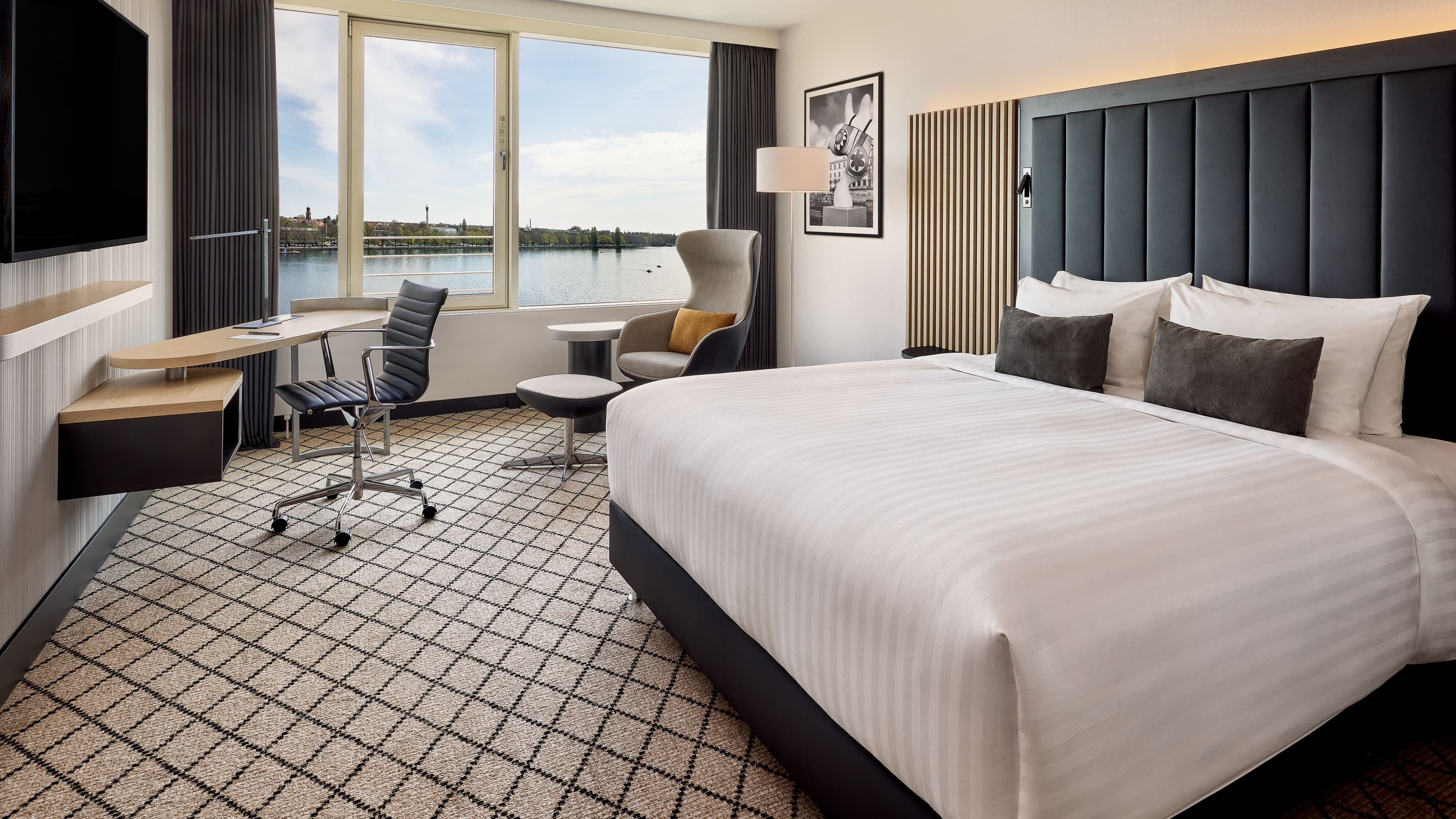 Lake side room - Image 2