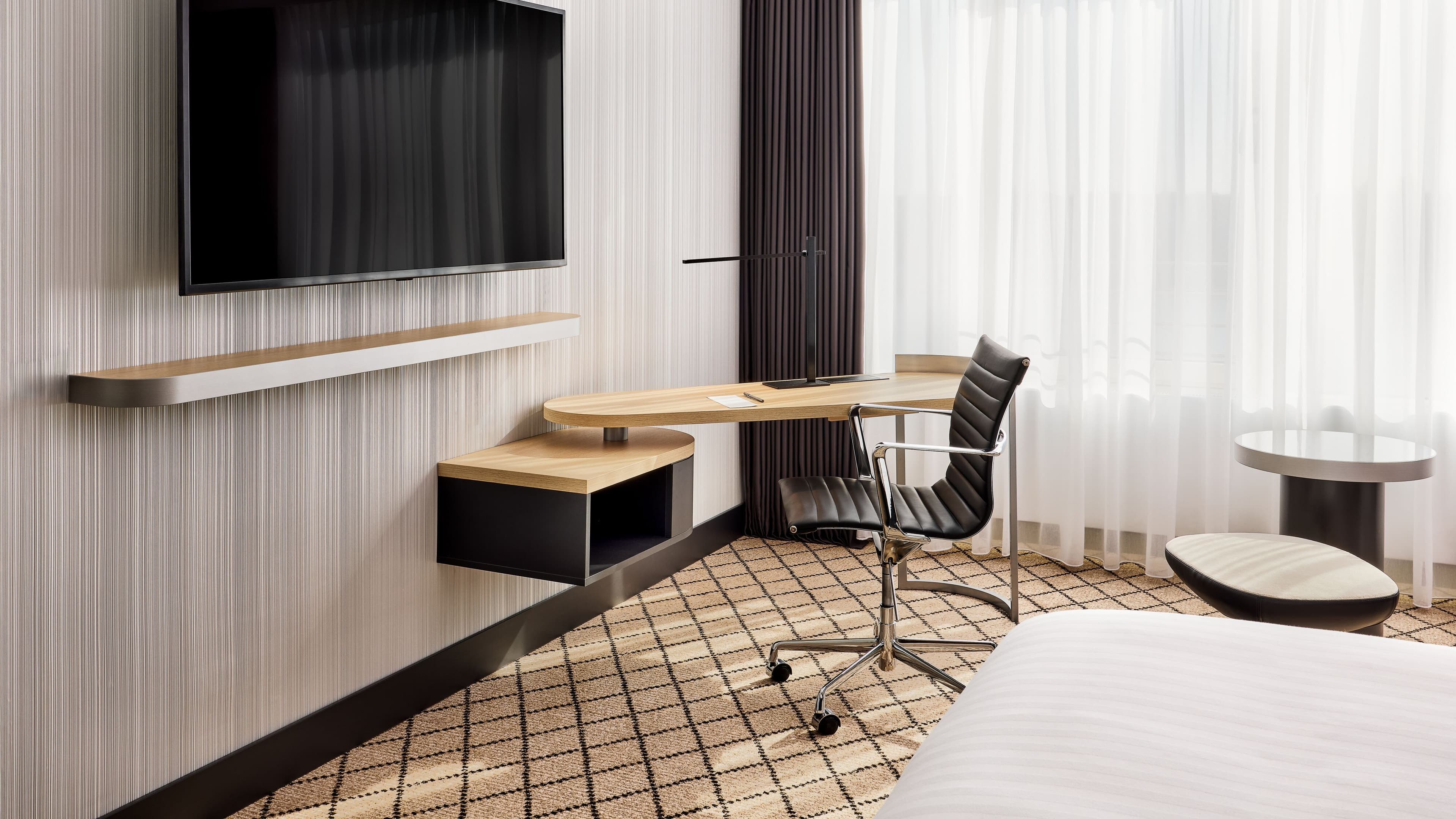 Lake side room - Image 3