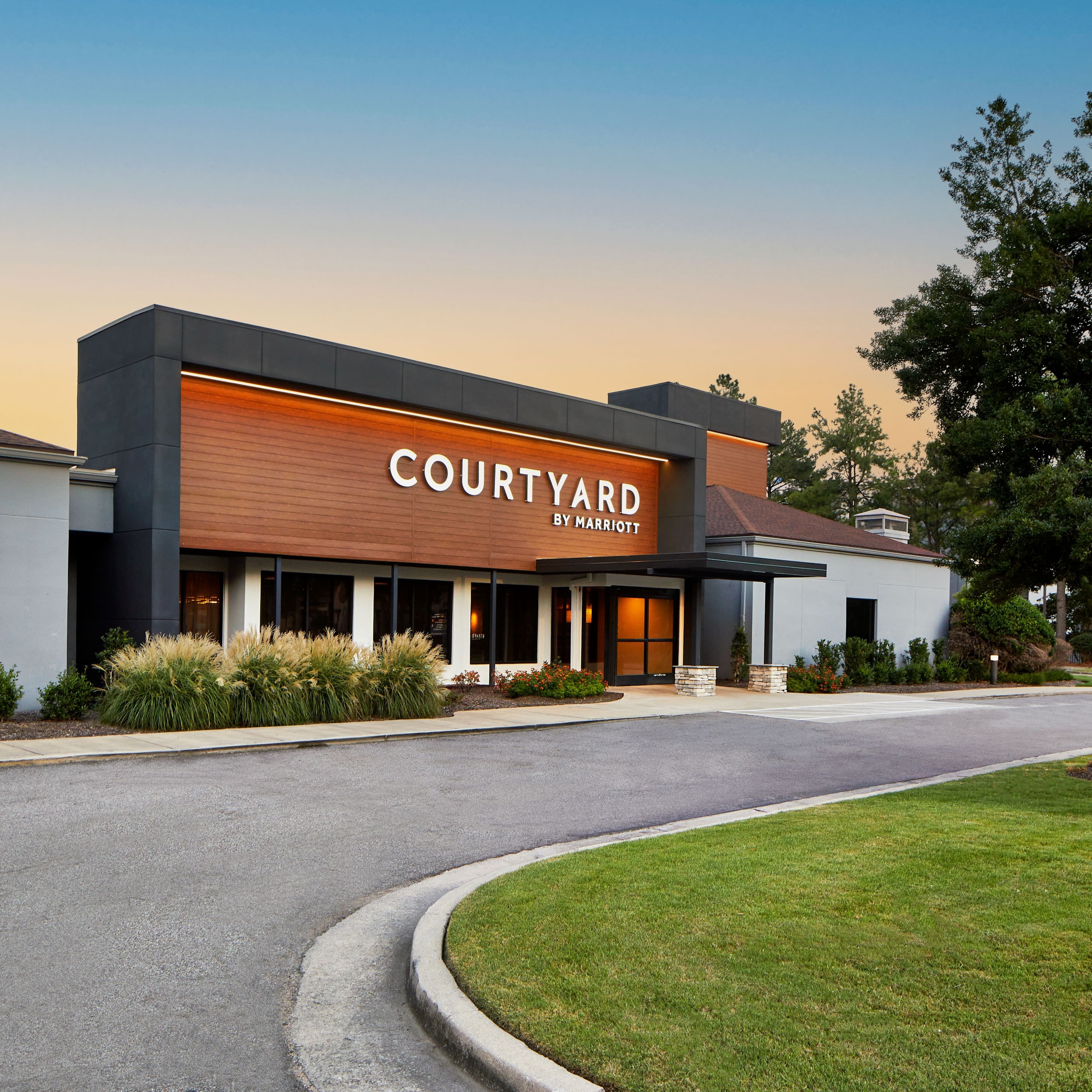 Courtyard Memphis East/Park Avenue - Image 1