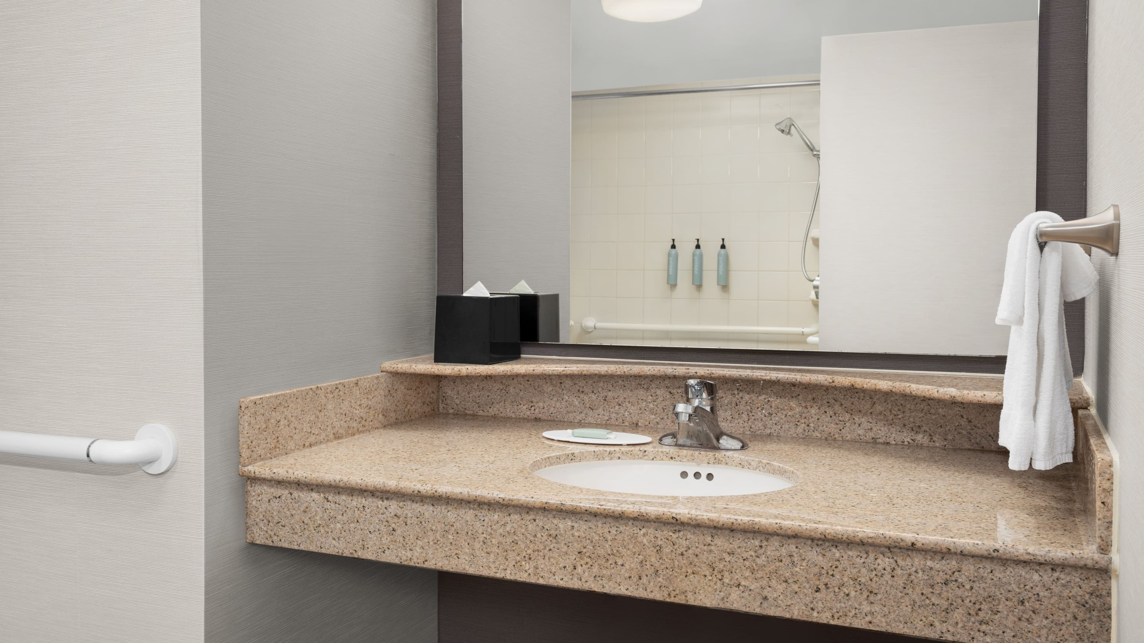 Deluxe Guest room - Image 7