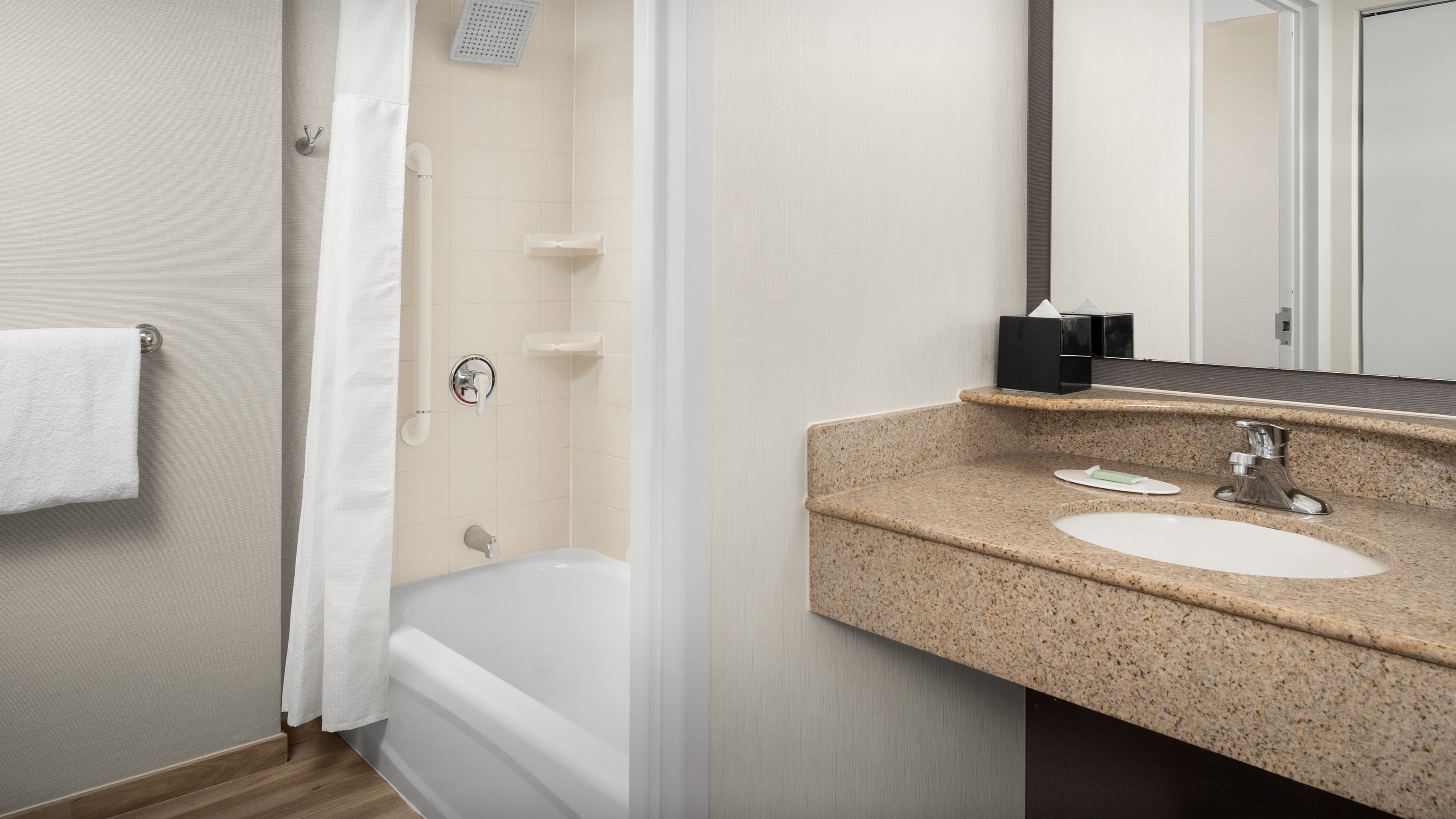 Deluxe Guest room - Image 6