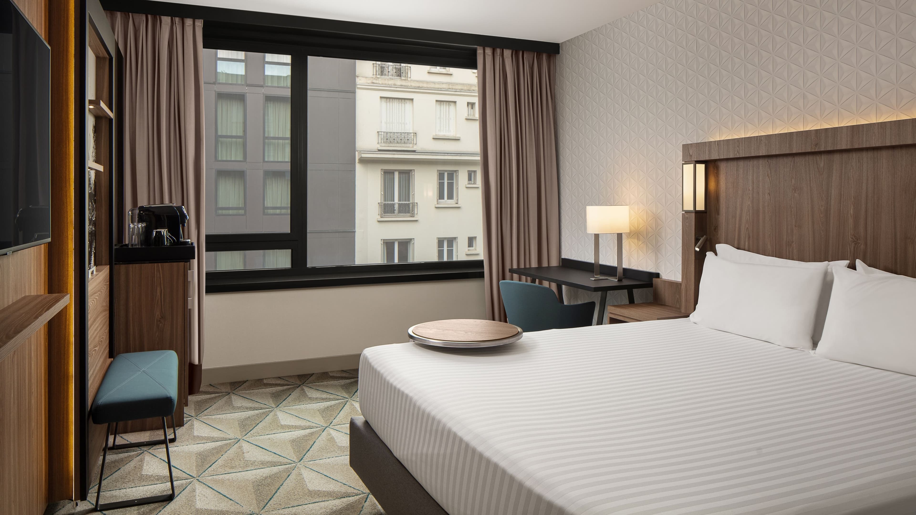 Courtyard Paris Porte de Versailles - Image 2