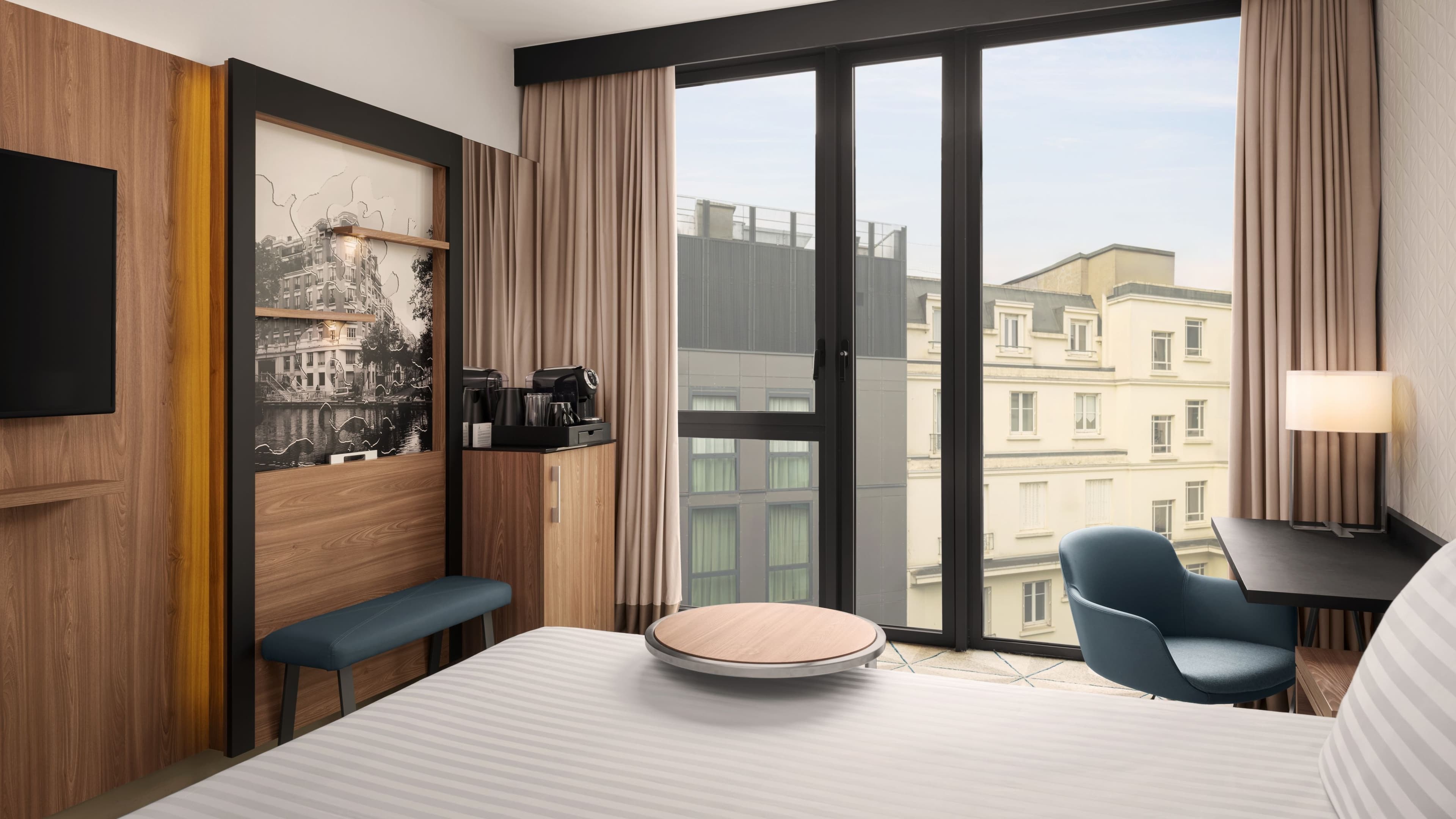 Courtyard Paris Porte de Versailles - Image 3