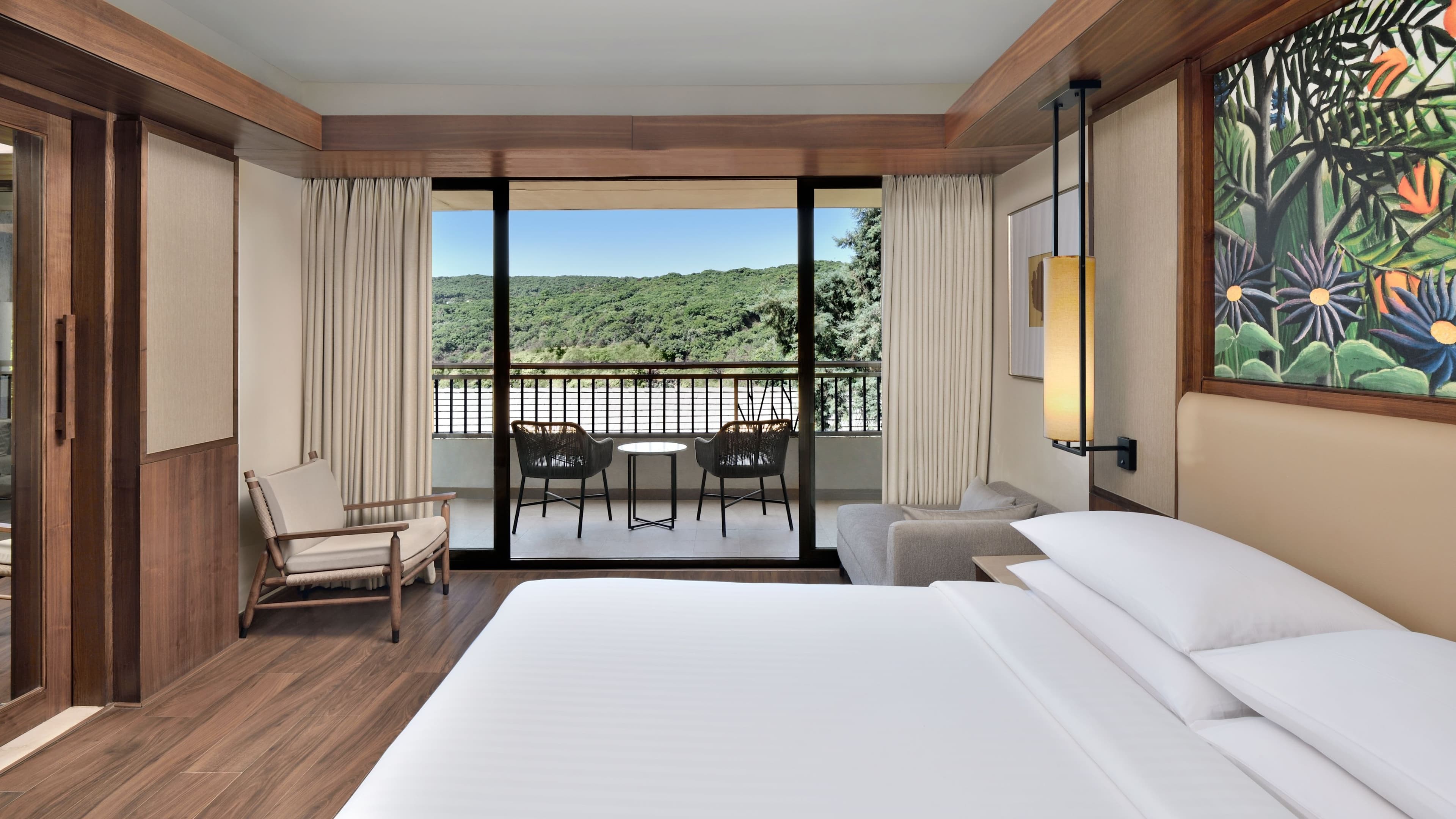 Deluxe Room with Bathtub - Image 3