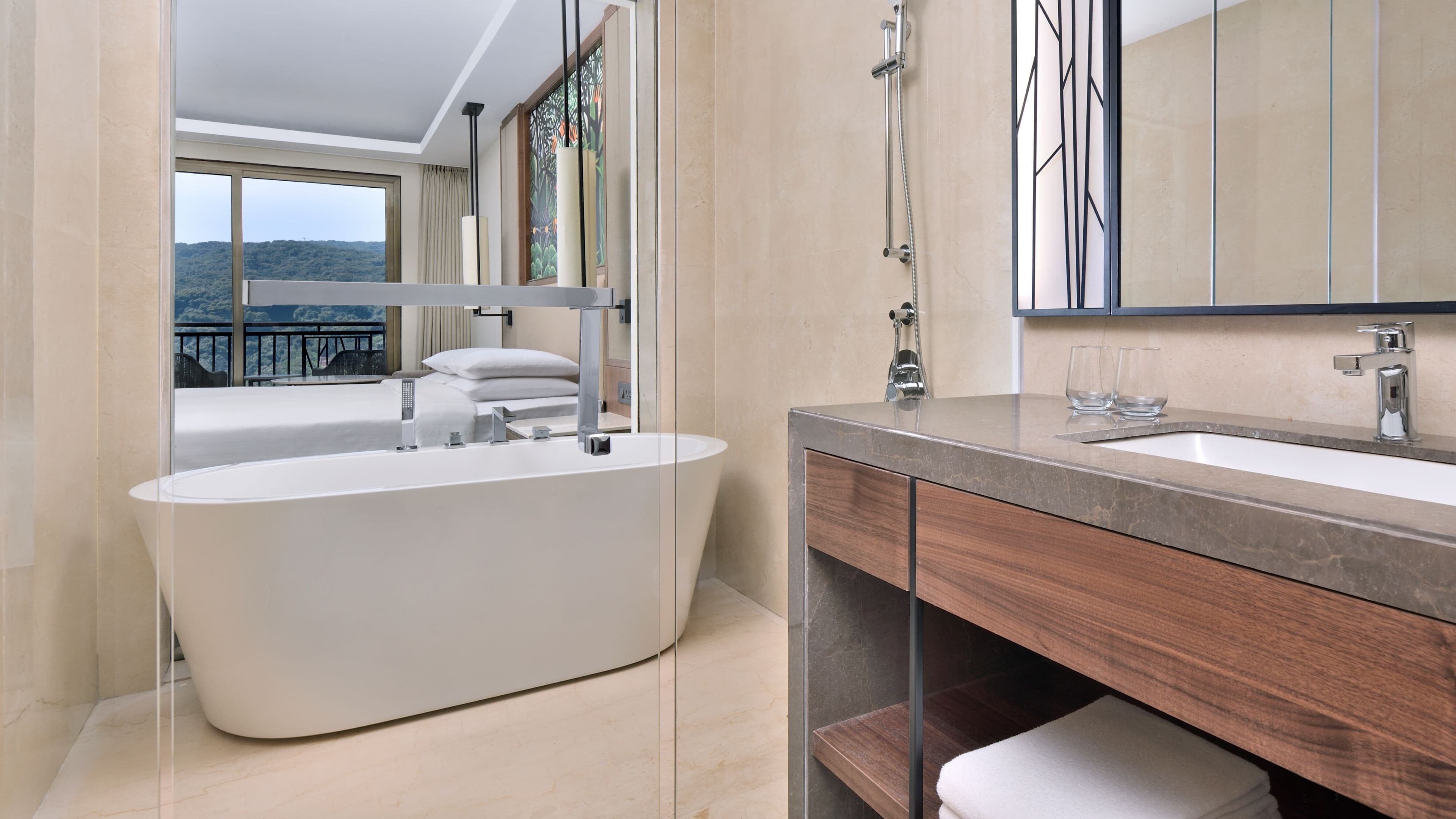 Deluxe Room with Bathtub - Image 4