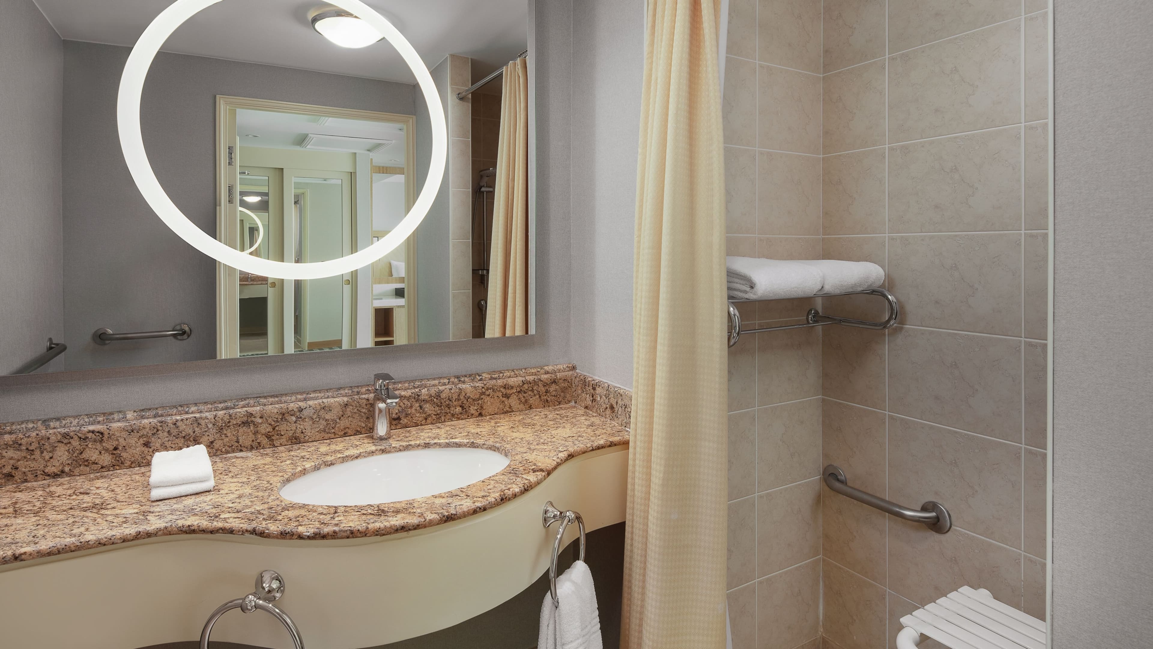 Superior Twin Room - Image 4