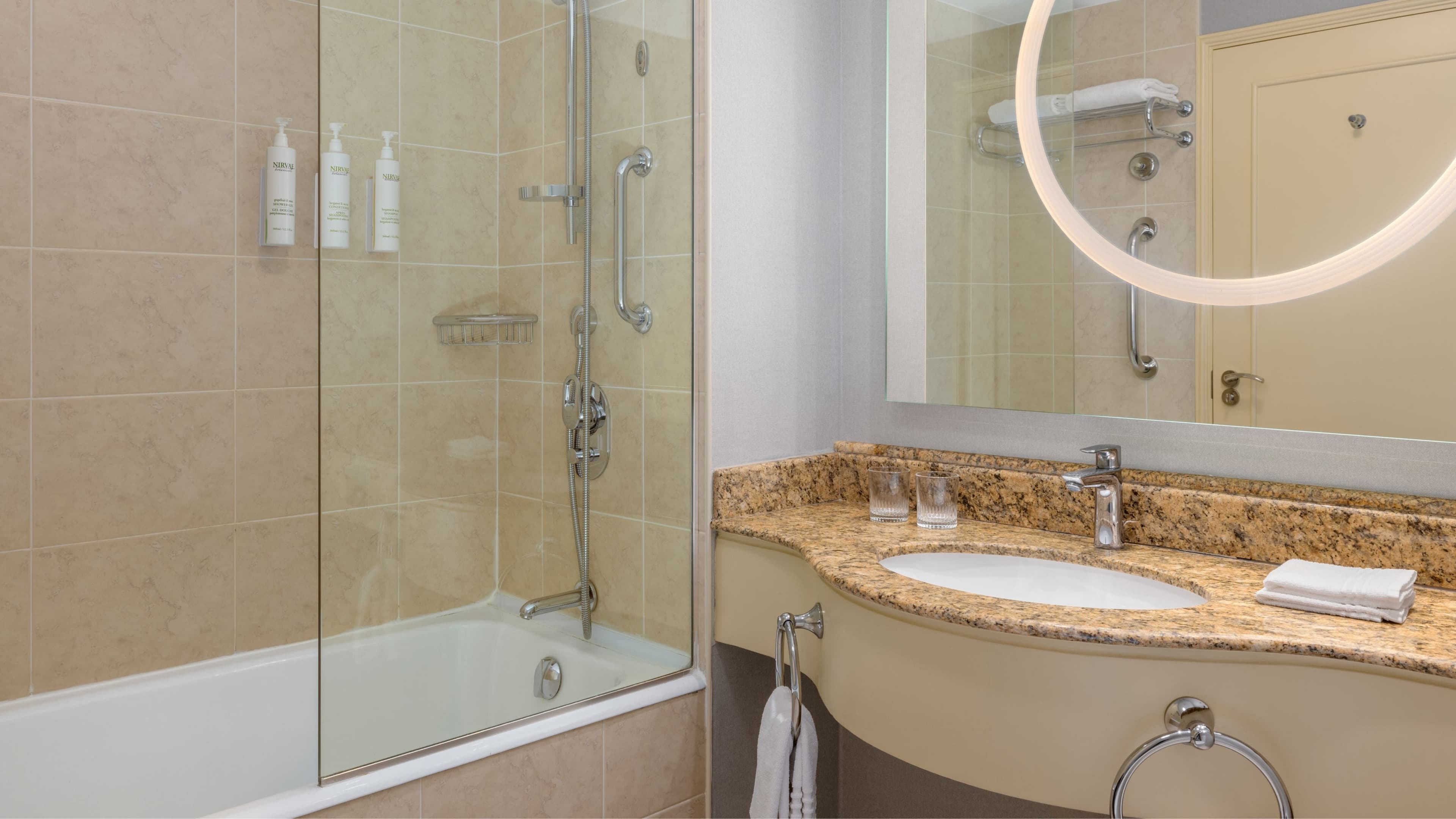 Superior Twin Room - Image 5