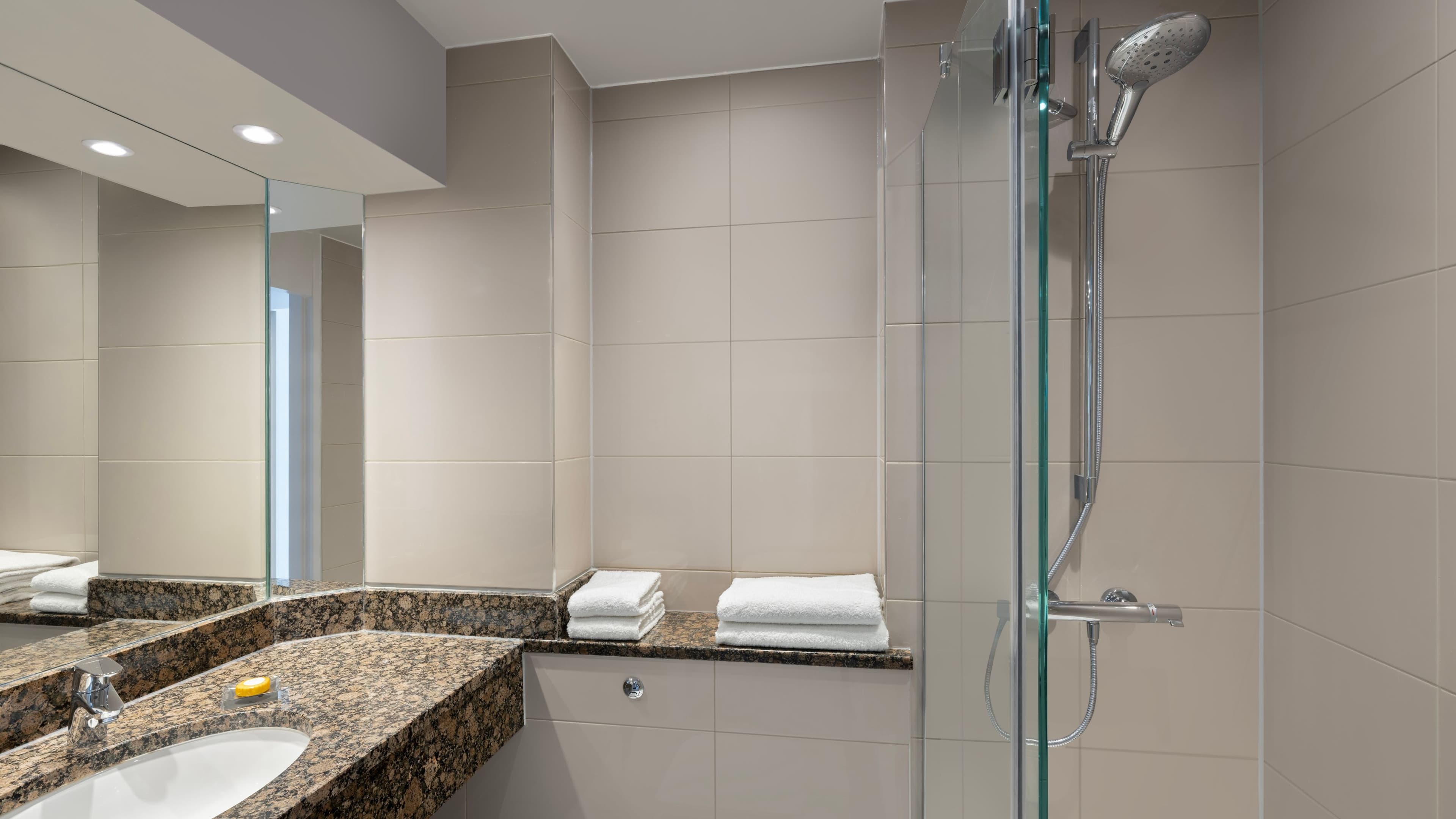 Corner Junior Suite - Image 8