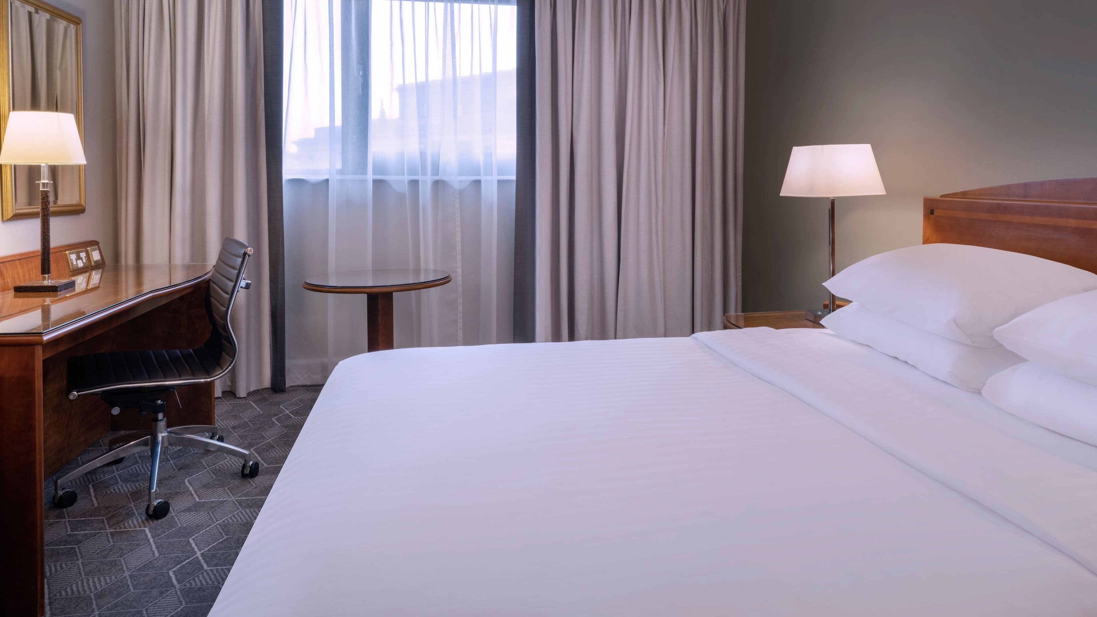 Deluxe Room - Image 4