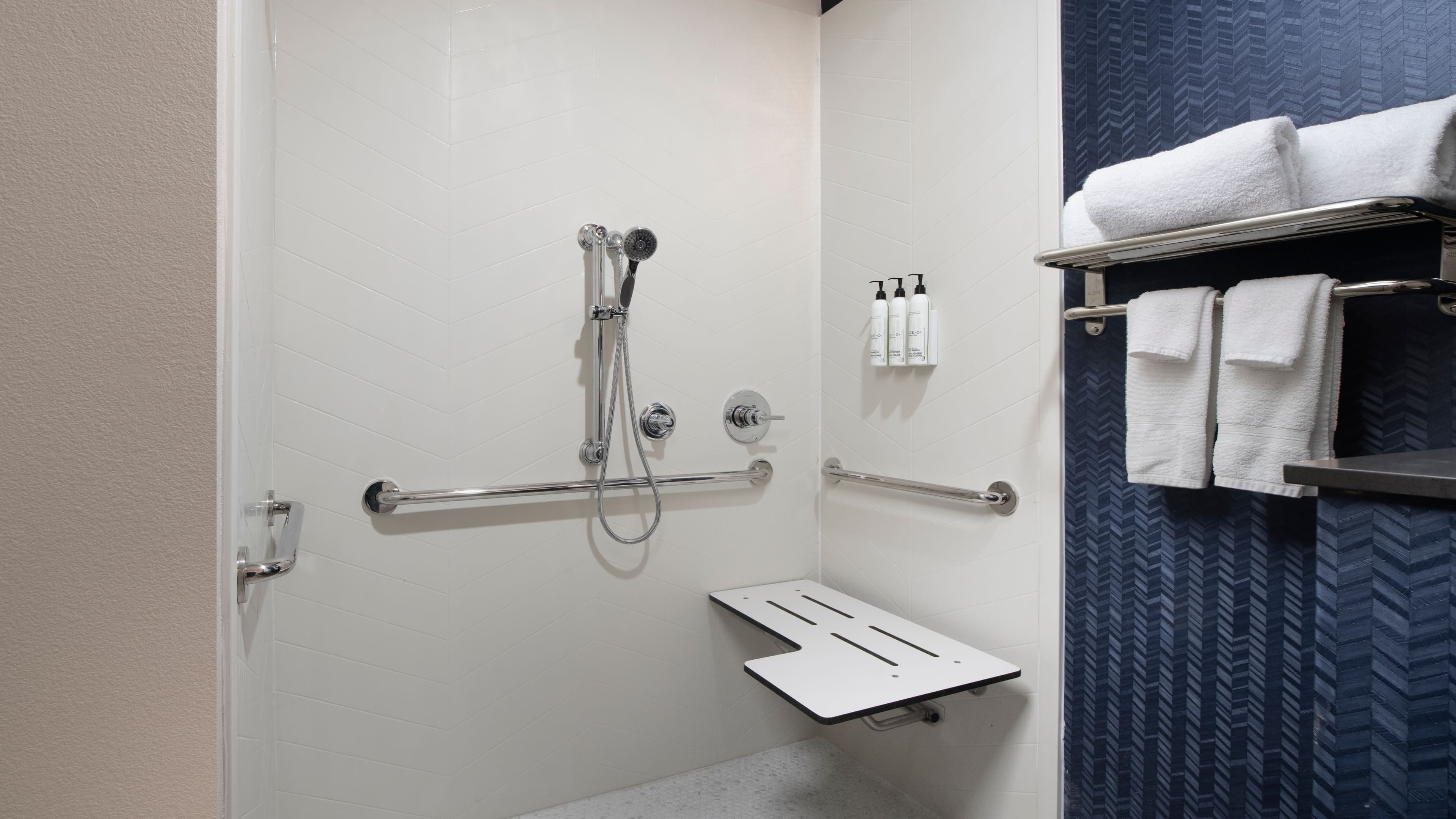 Fairfield Inn & Suites Dallas Park Central - Image 5