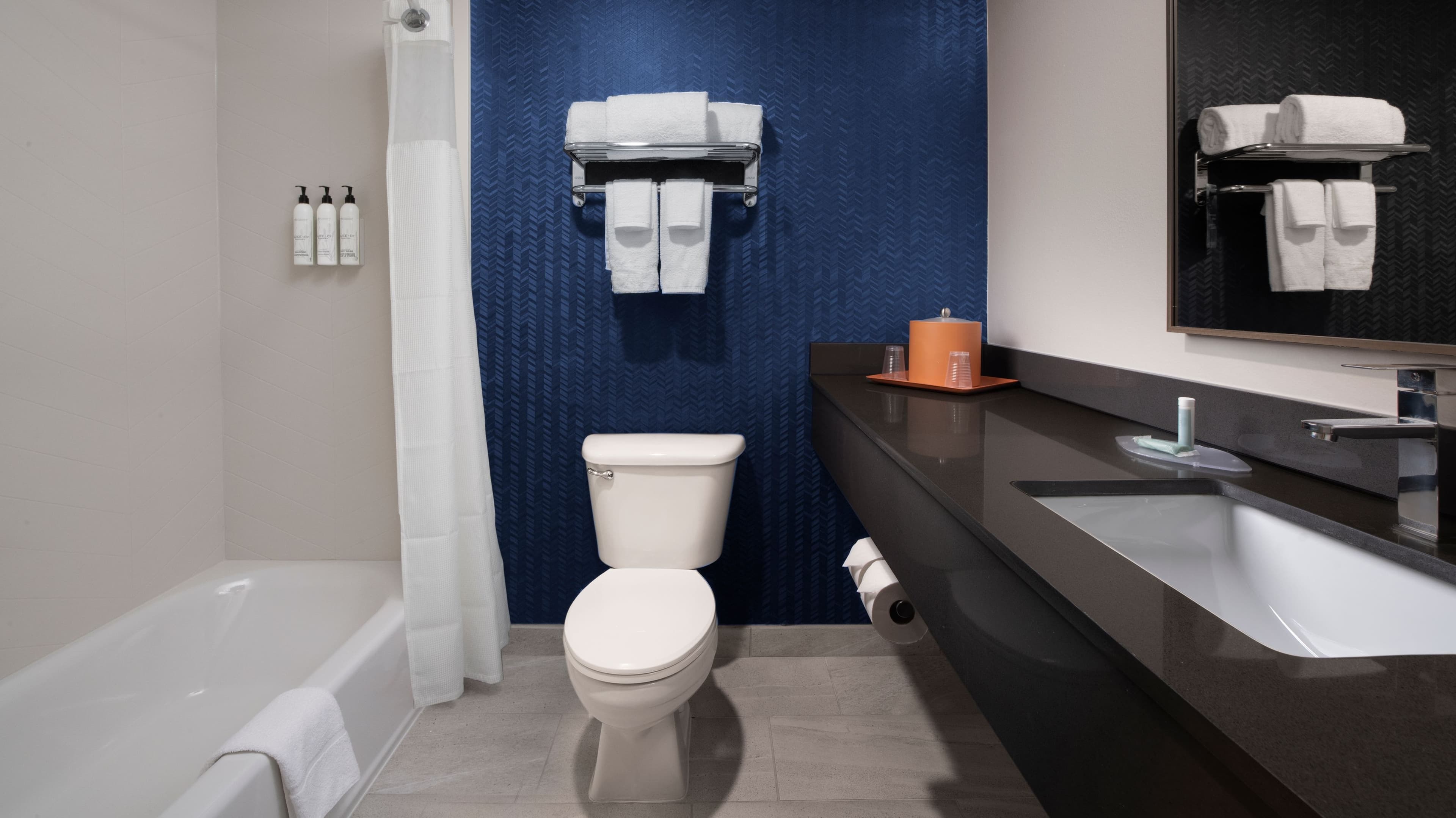 Fairfield Inn & Suites Dallas Park Central - Image 4
