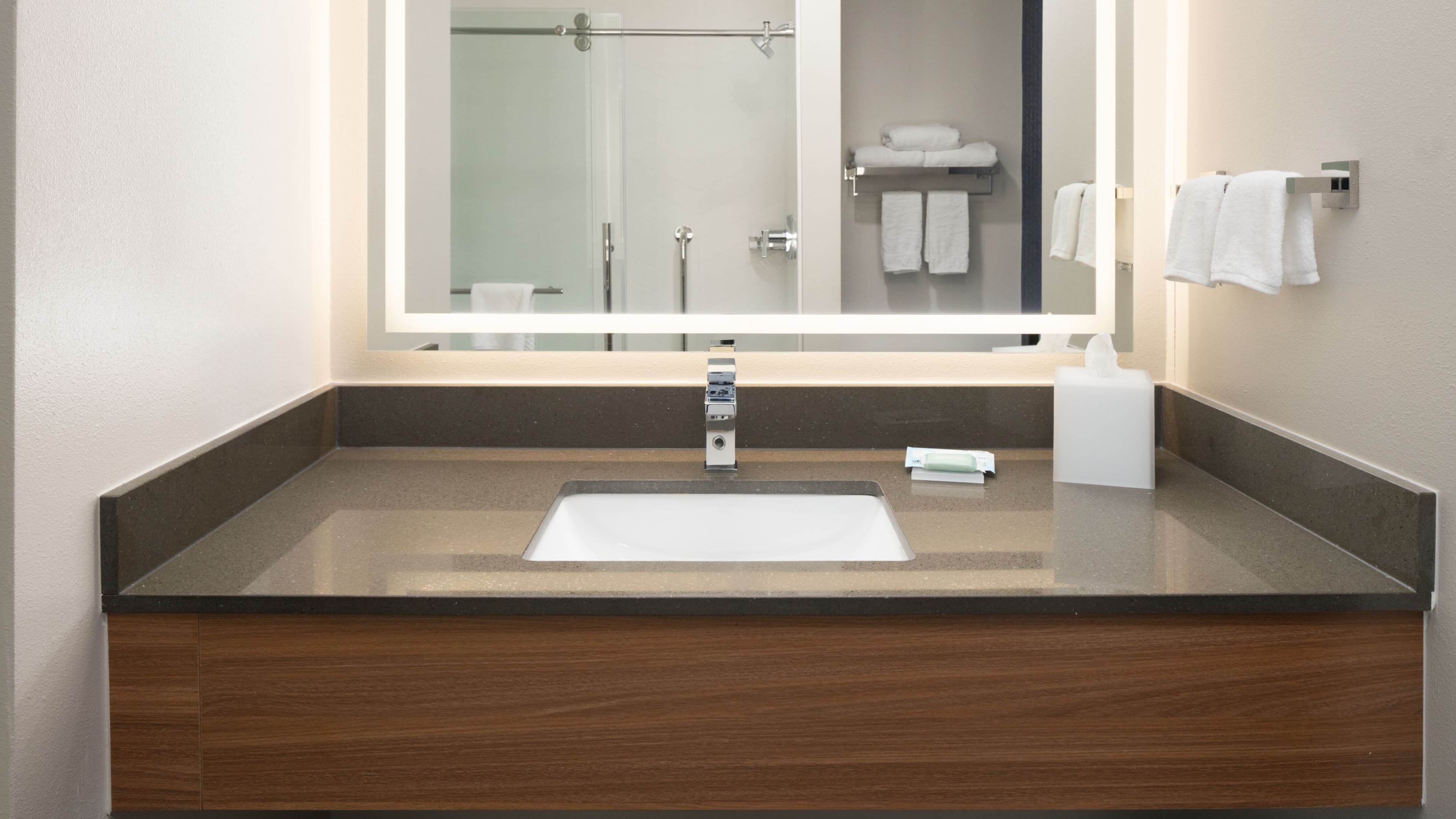 Fairfield Inn & Suites Newark Liberty International Airport - Image 4