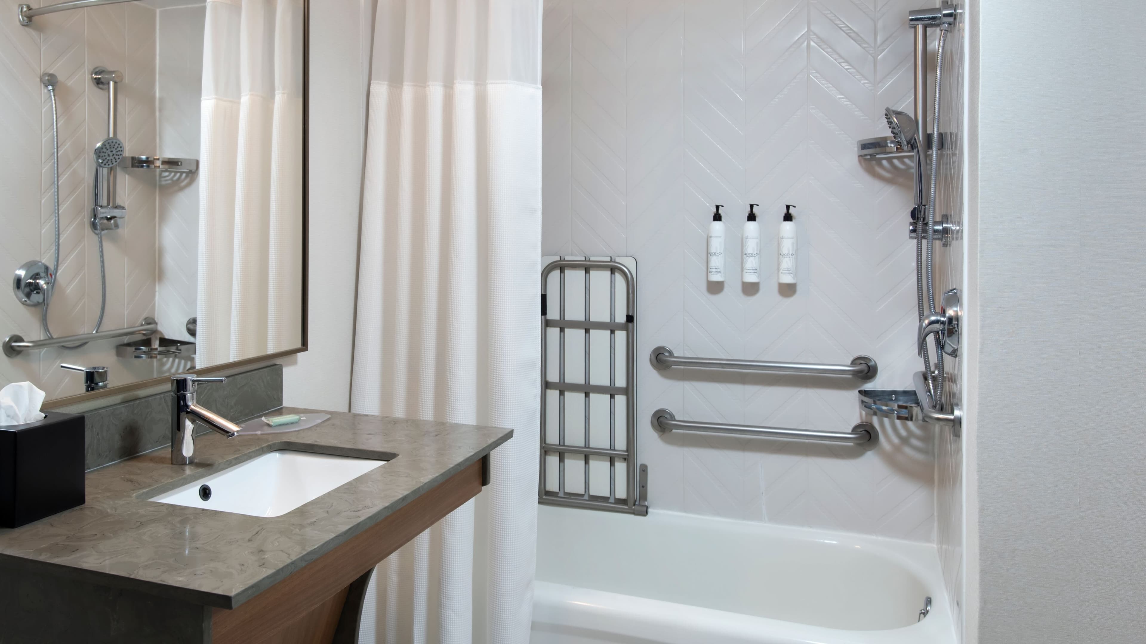 Holiday Inn Express & Suites Woodbridge — 10