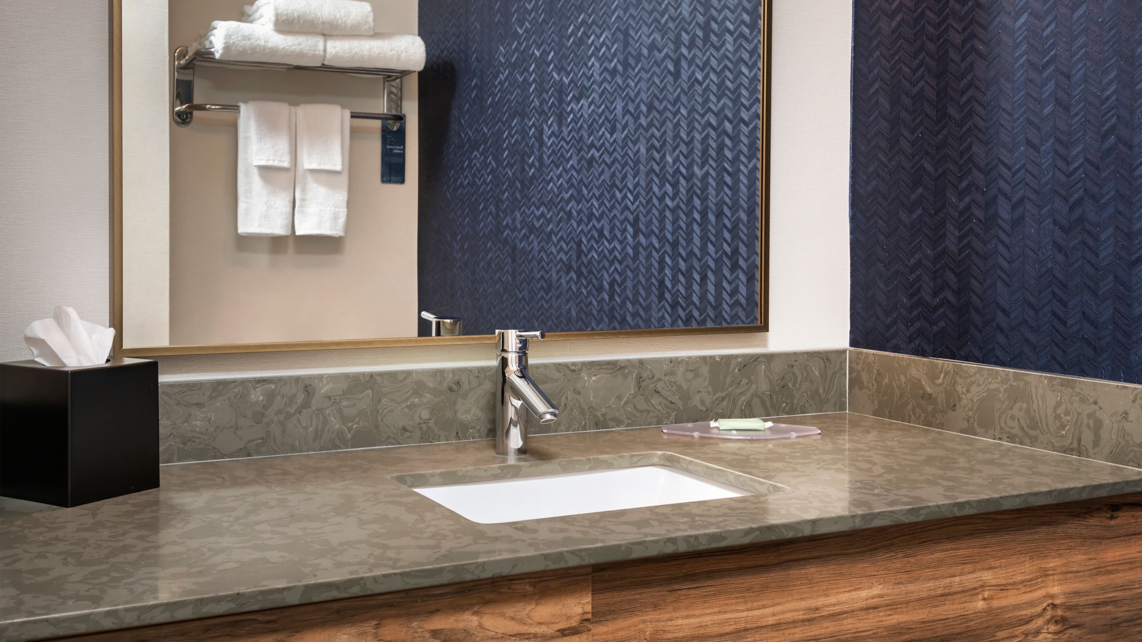 Holiday Inn Express & Suites Woodbridge — 6
