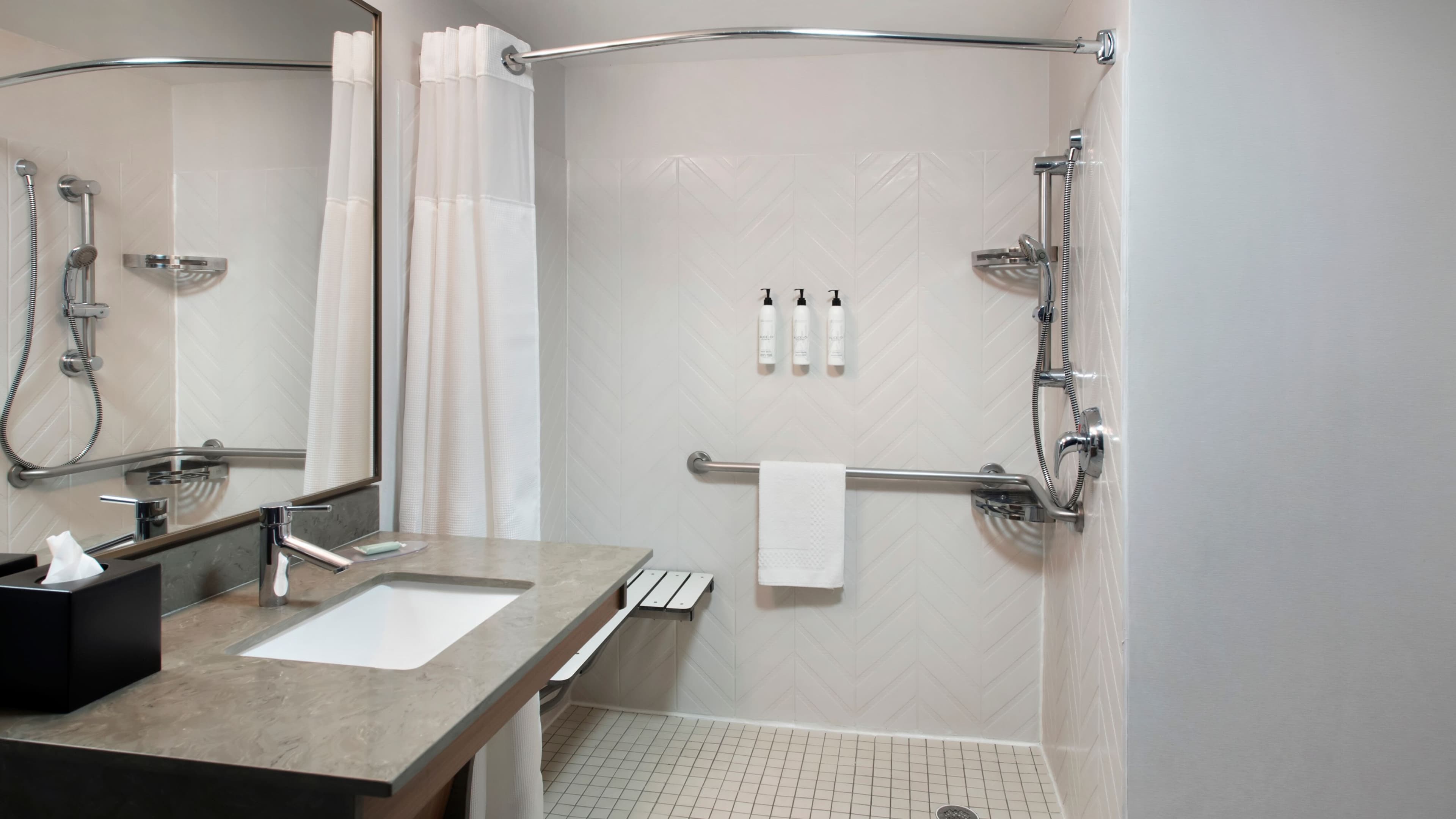 Holiday Inn Express & Suites Woodbridge — 12