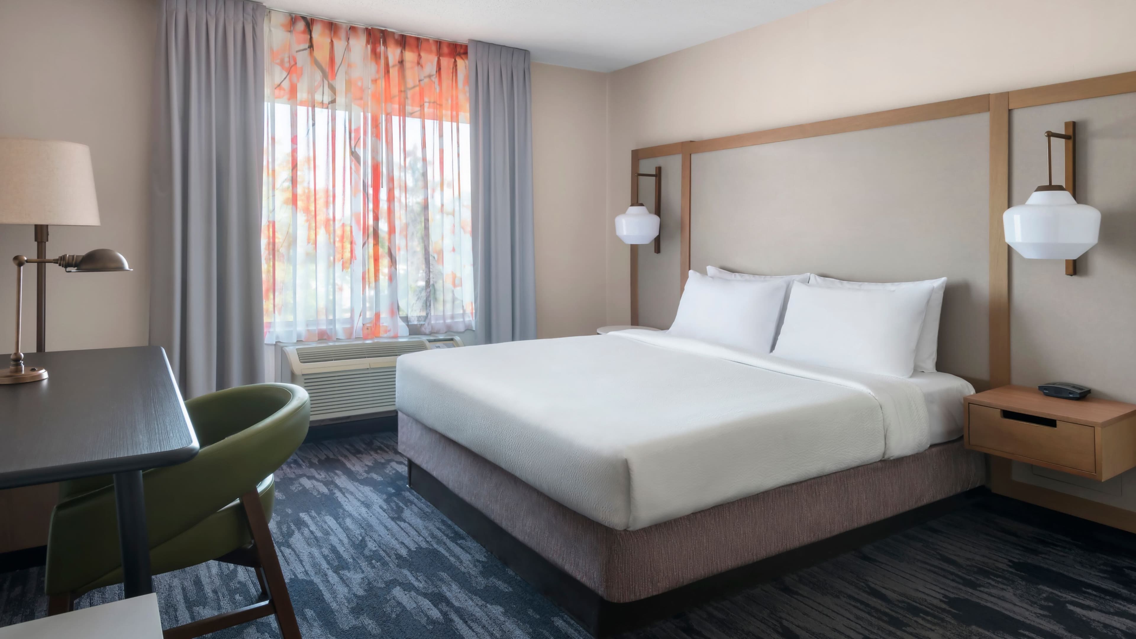 Holiday Inn Express & Suites Woodbridge — 14