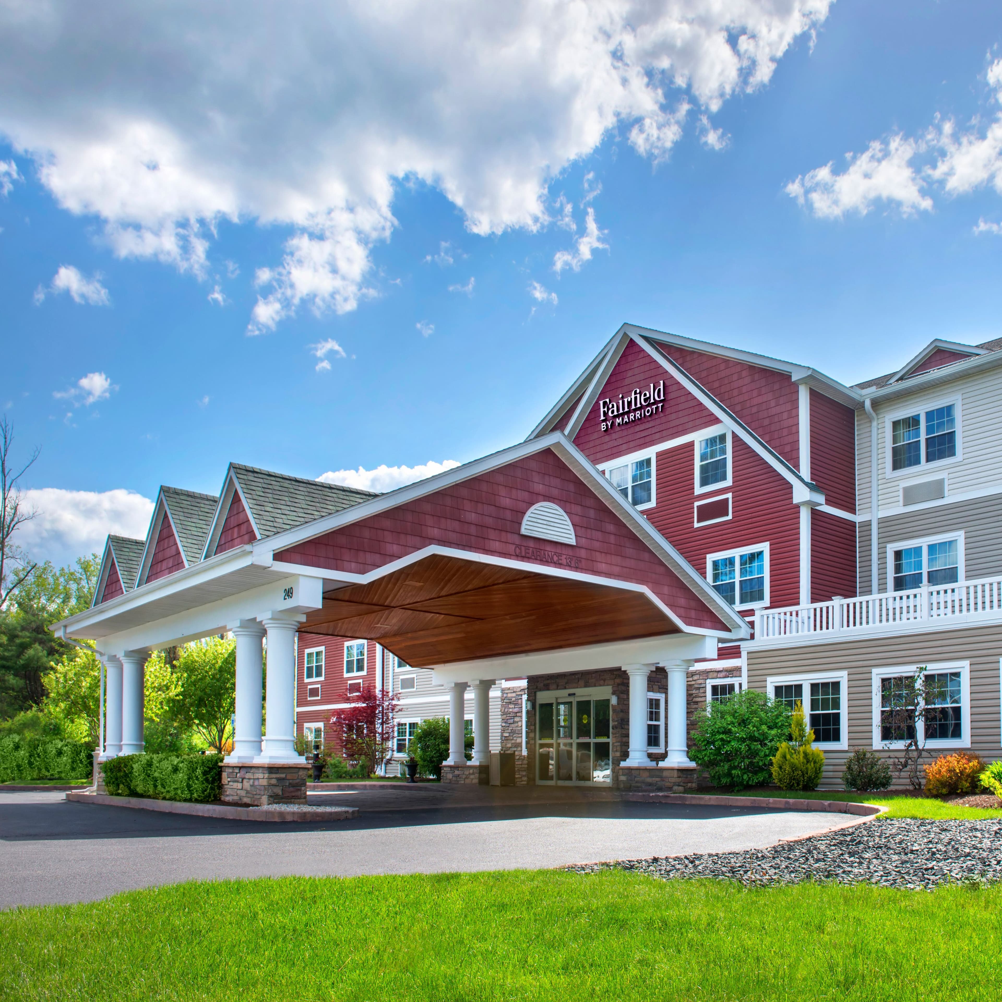 Fairfield Inn & Suites Great Barrington Lenox/Berkshires - Image 1