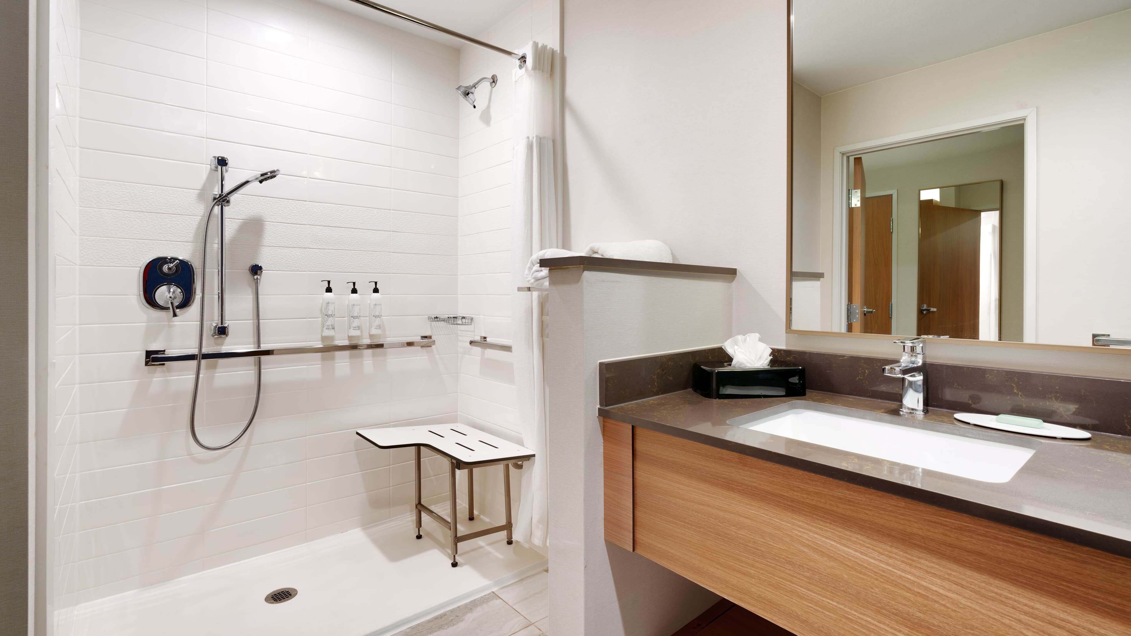 King Guest Room - Image 6