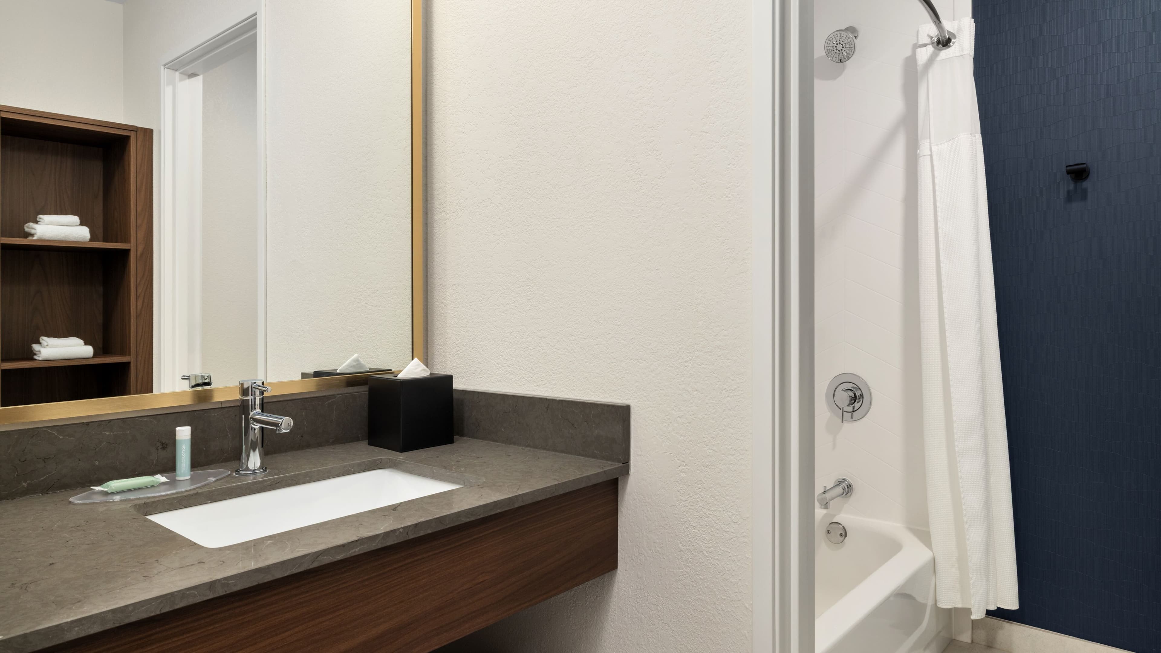 Fairfield Inn & Suites Indianapolis Airport — 8