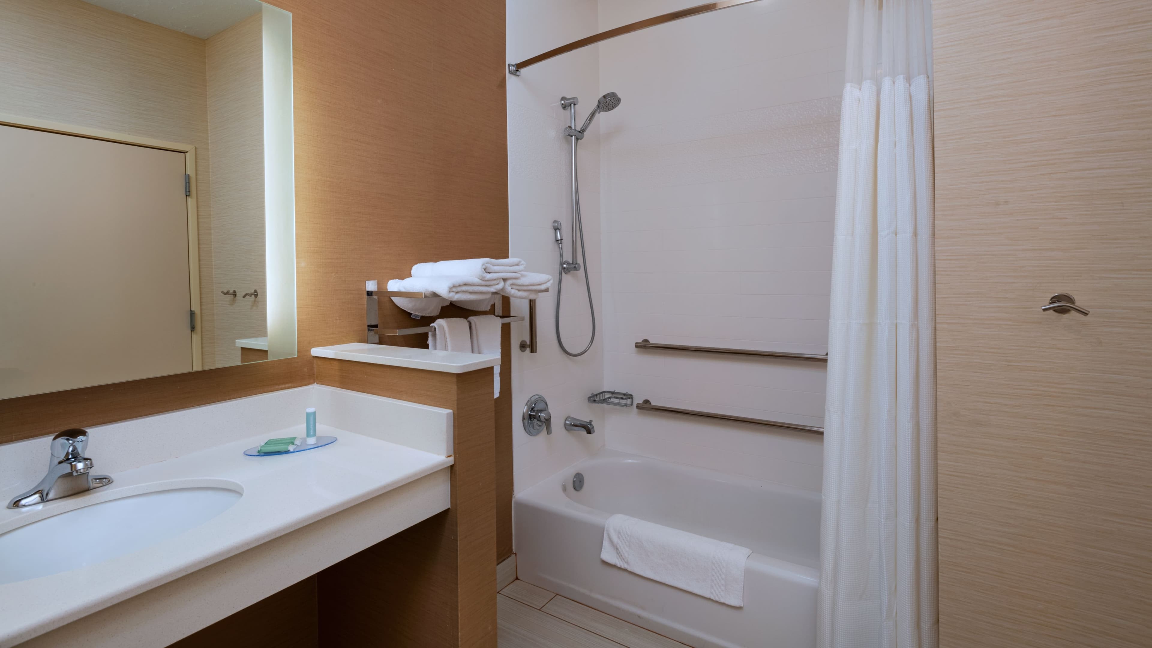 2 Queen Beds - Image 4