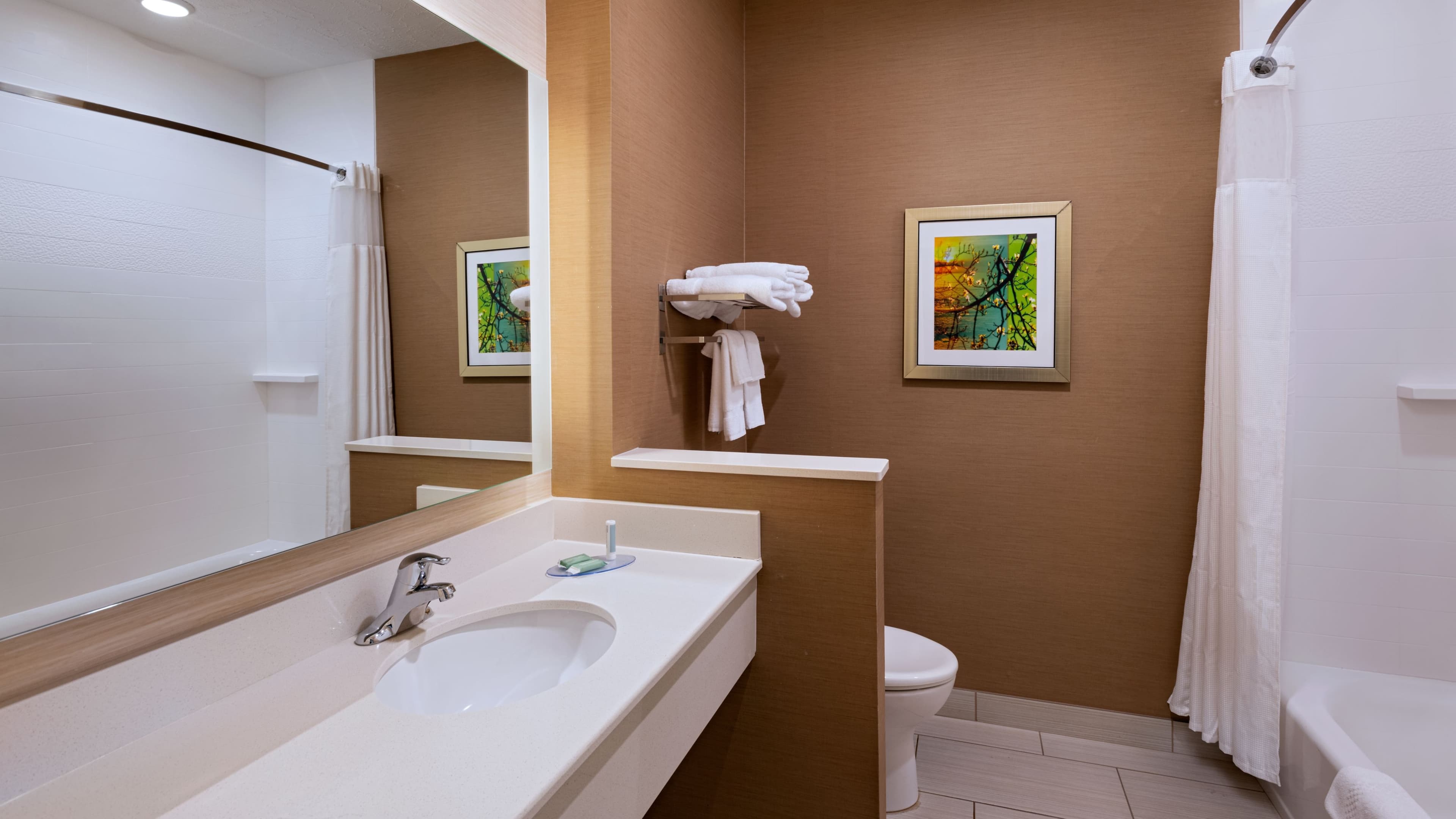 2 Queen Beds - Image 3