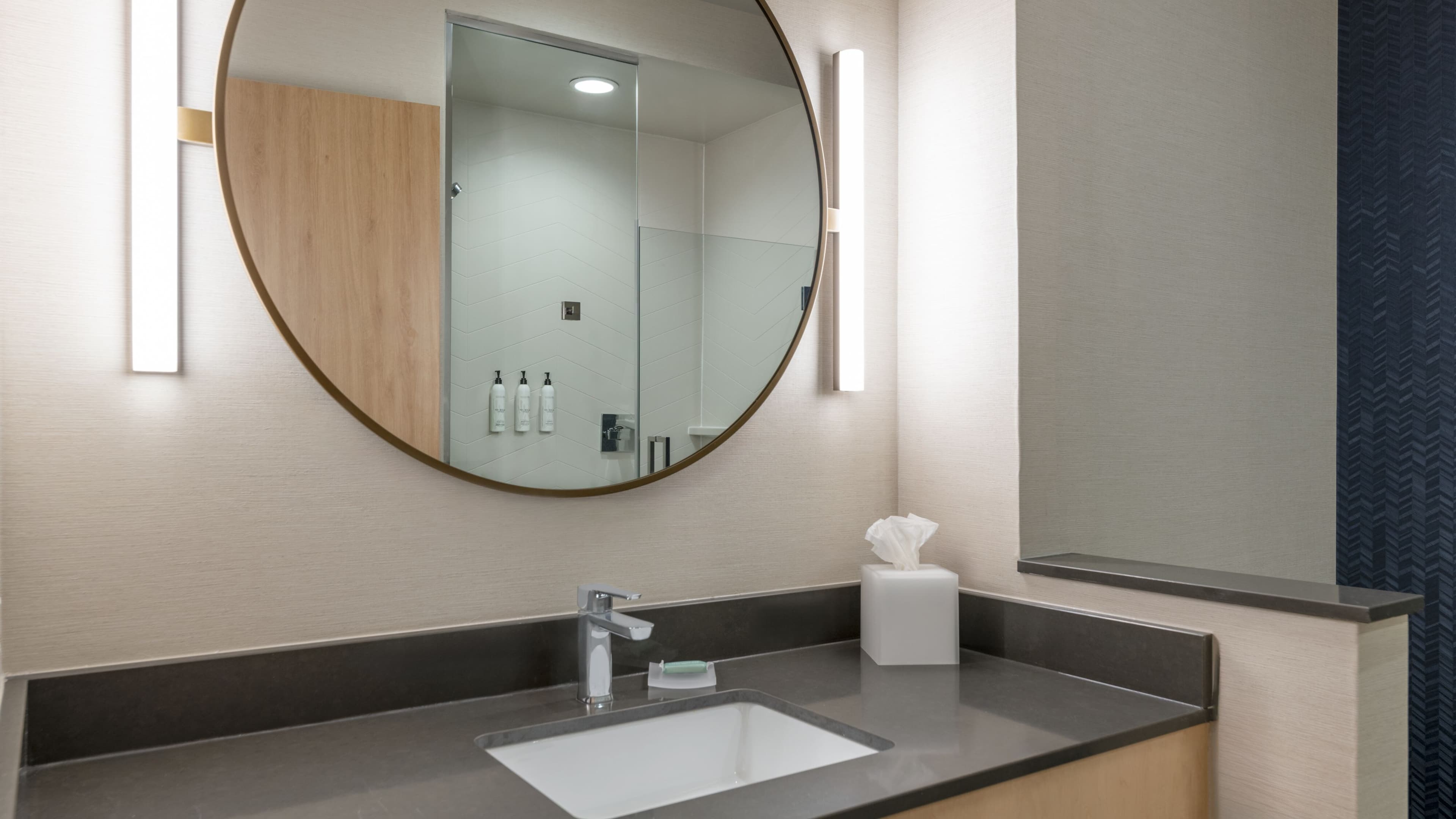 Fairfield Inn & Suites Kansas City at The Legends - Image 5