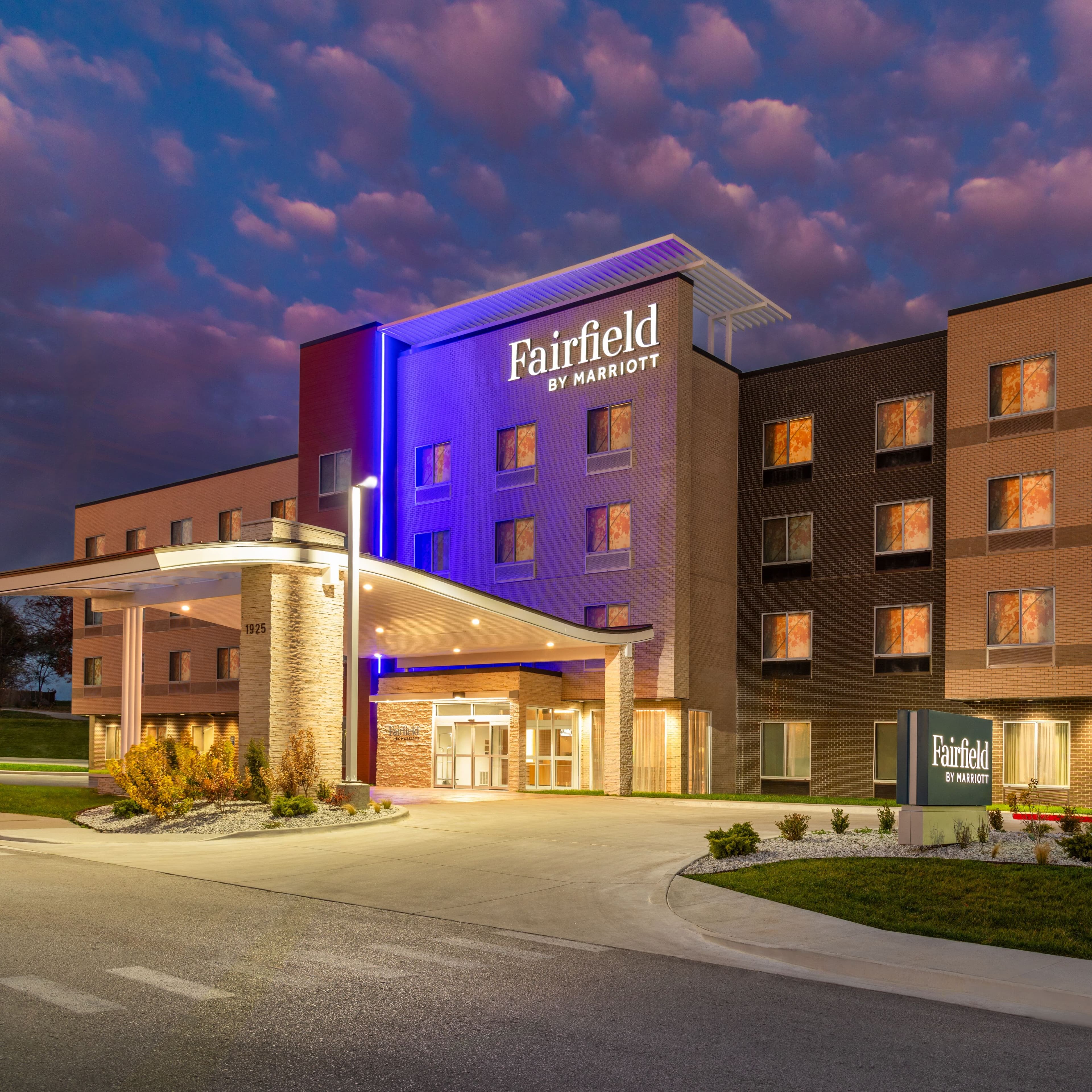 Fairfield Inn & Suites Kansas City at The Legends - Image 1