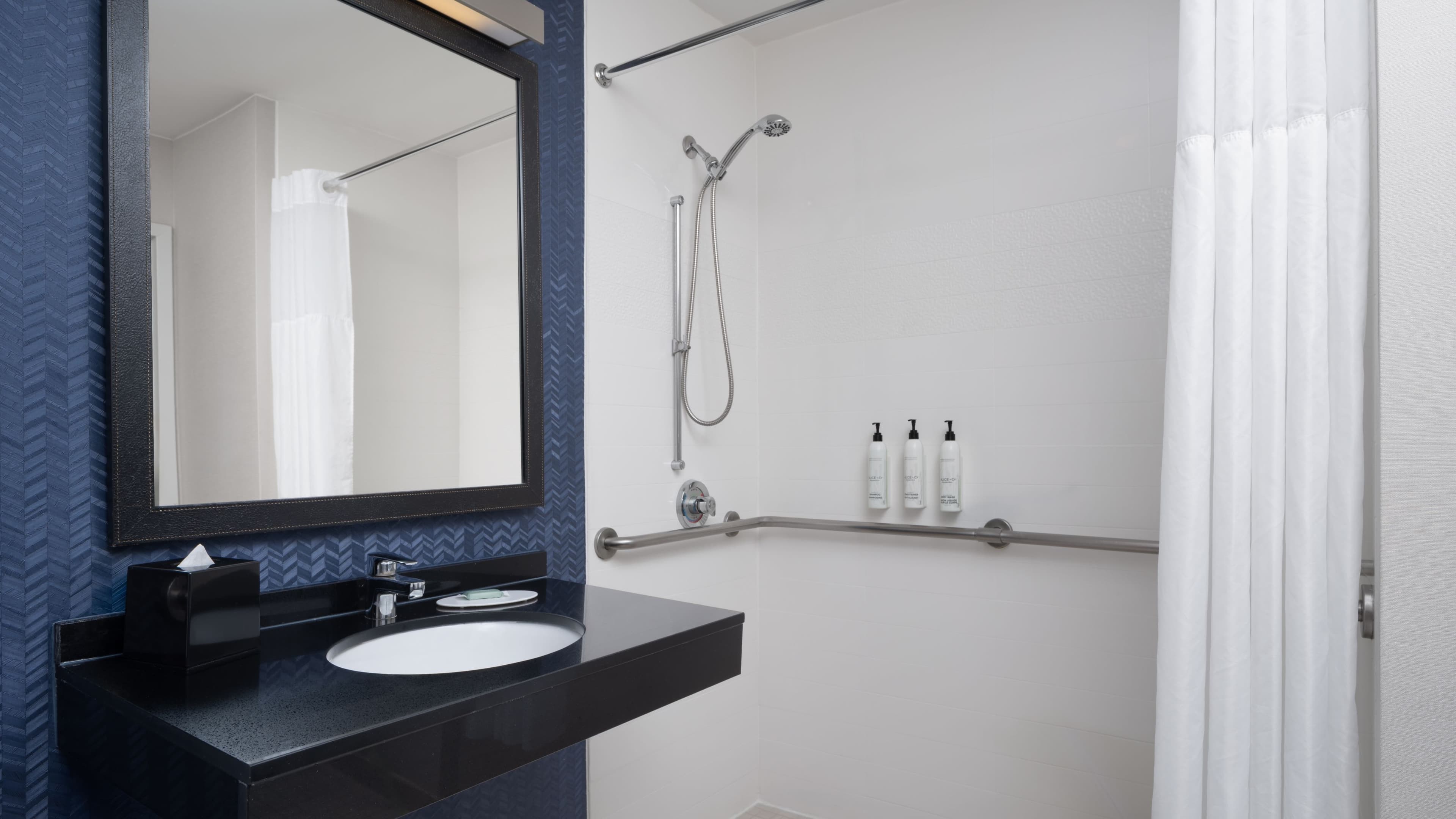 Single King Room - Image 4