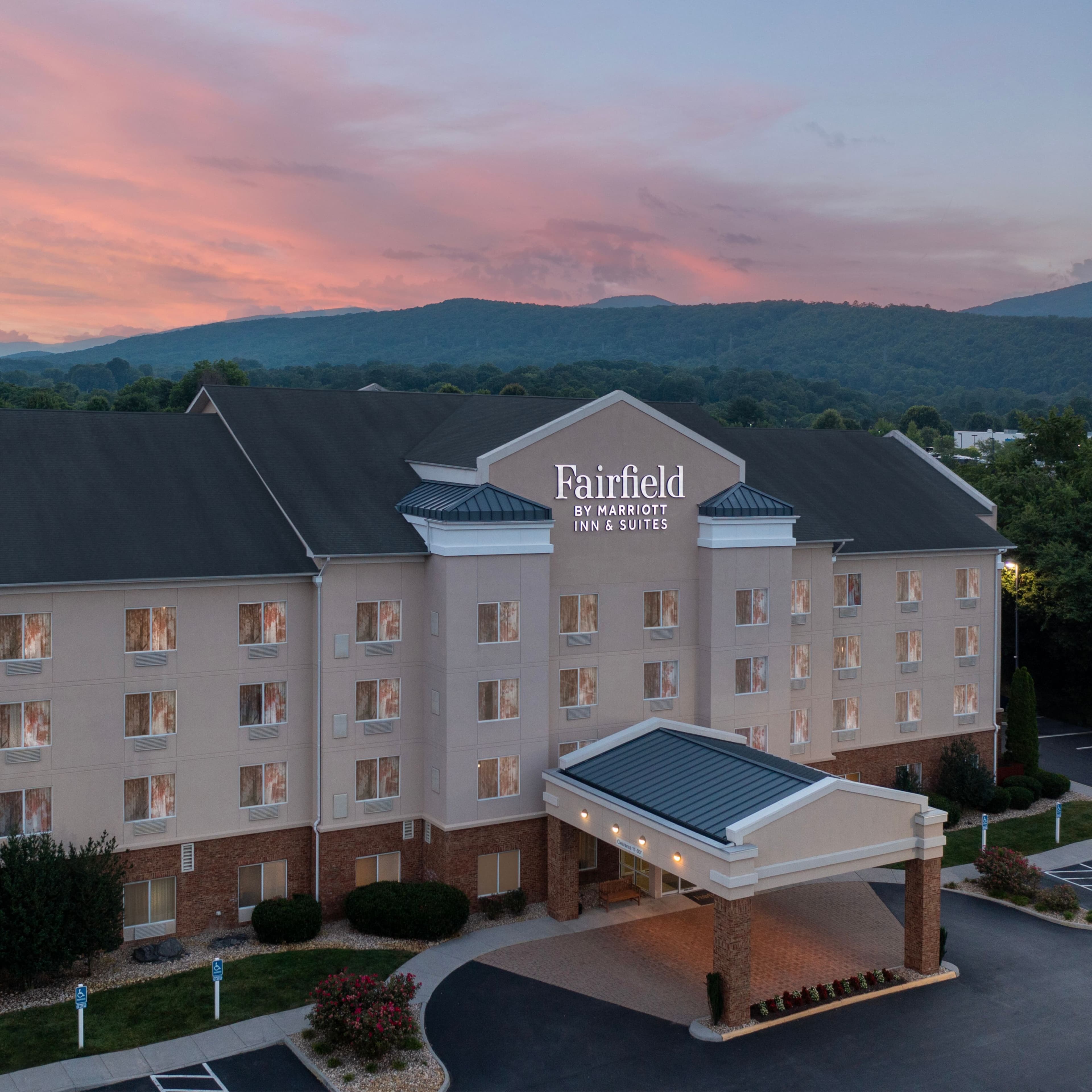 Fairfield Inn & Suites Roanoke Hollins/I-81 - Image 1