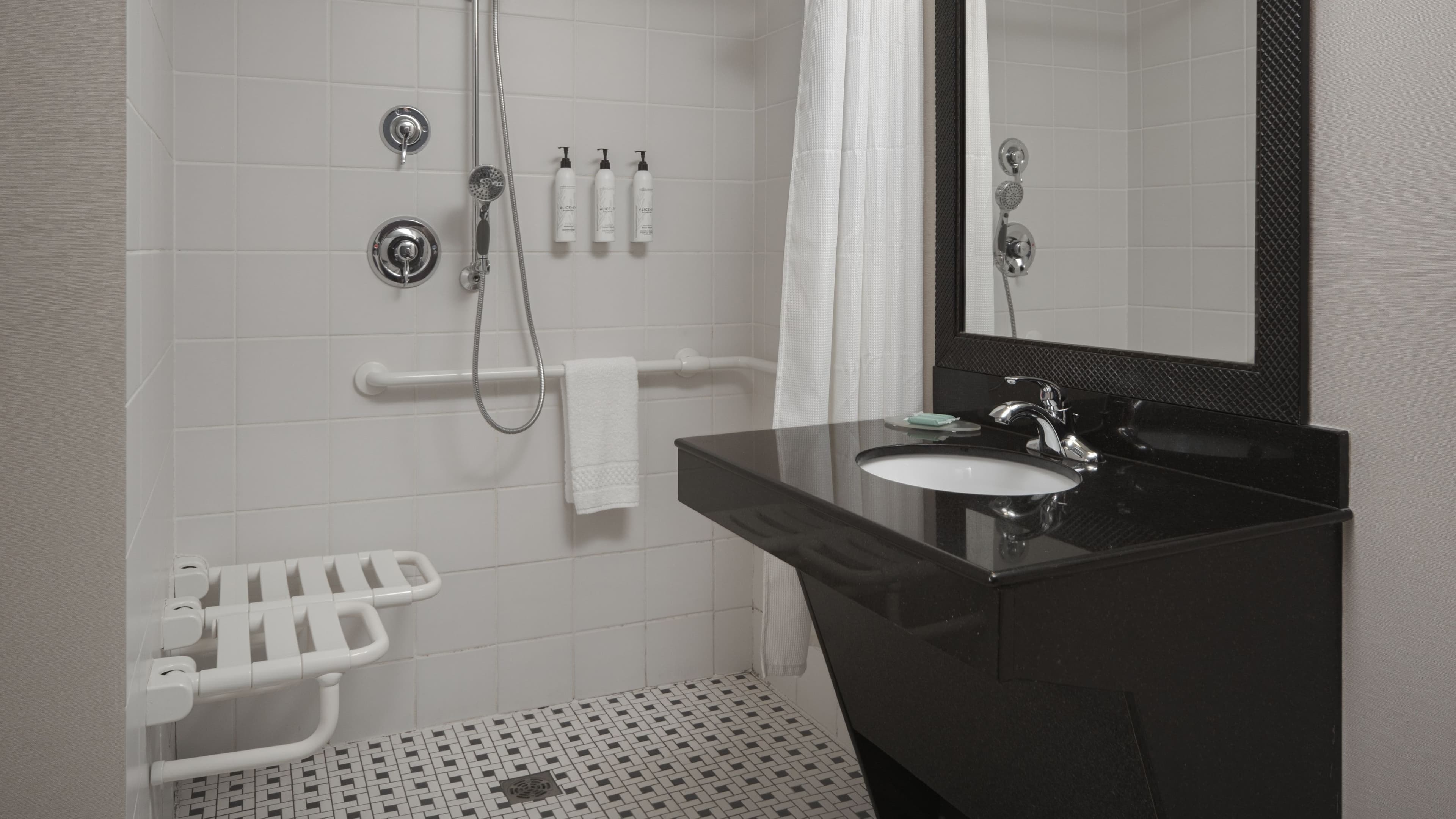 Fairfield Inn & Suites Louisville East - Image 4