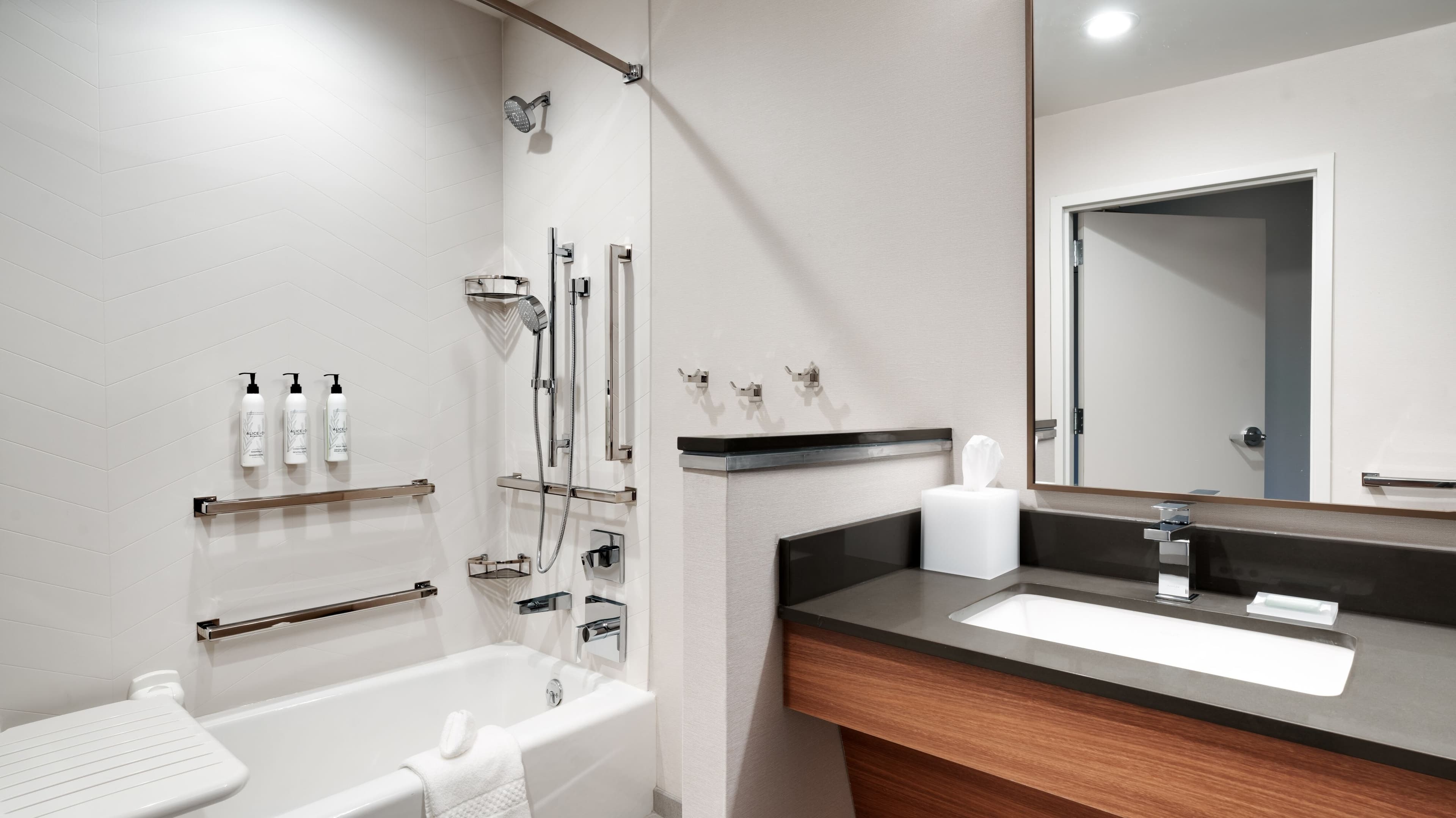 2 Queen(s) - Image 5