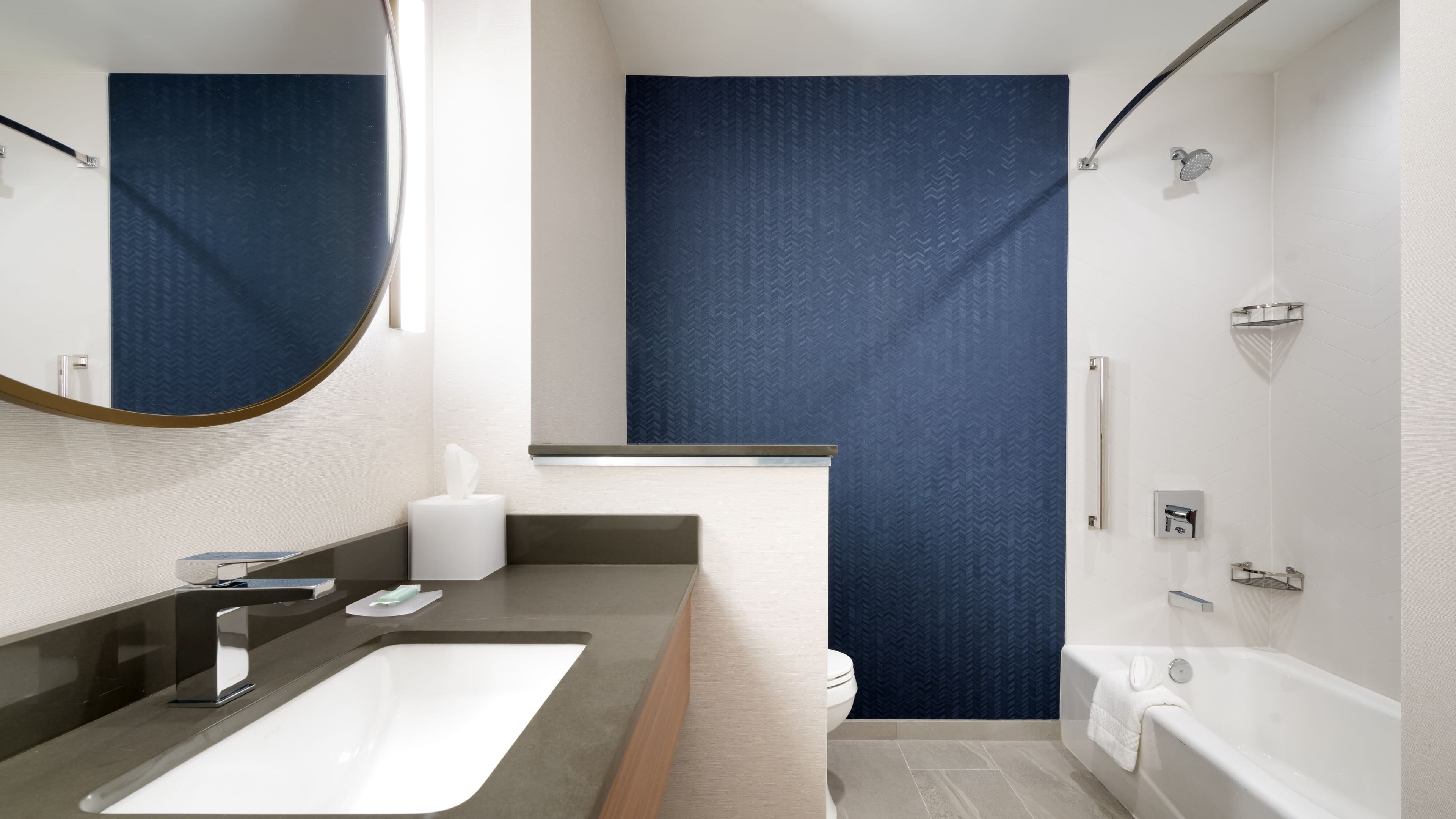 2 Queen(s) - Image 4