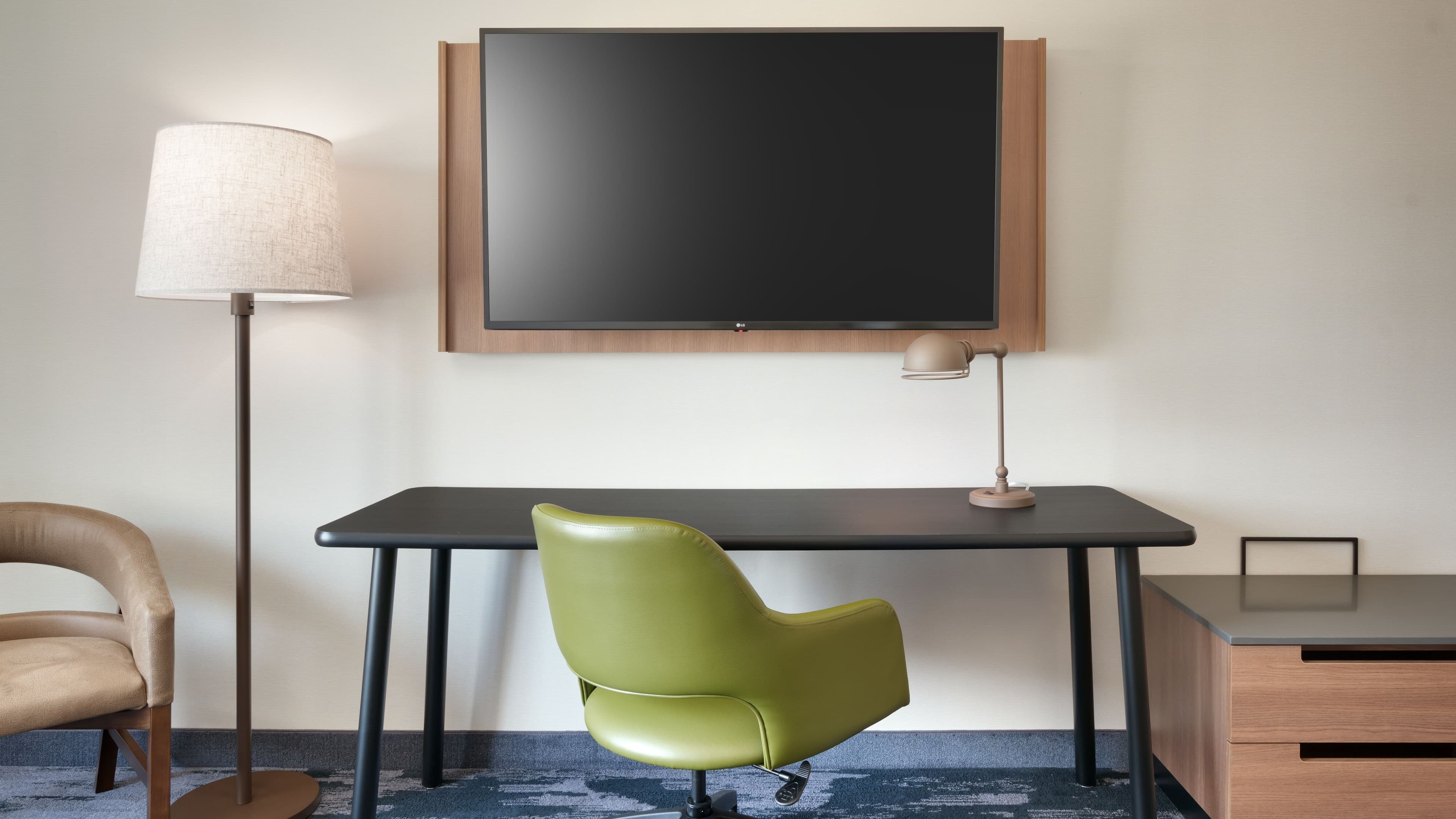 2 Queen(s) - Image 3