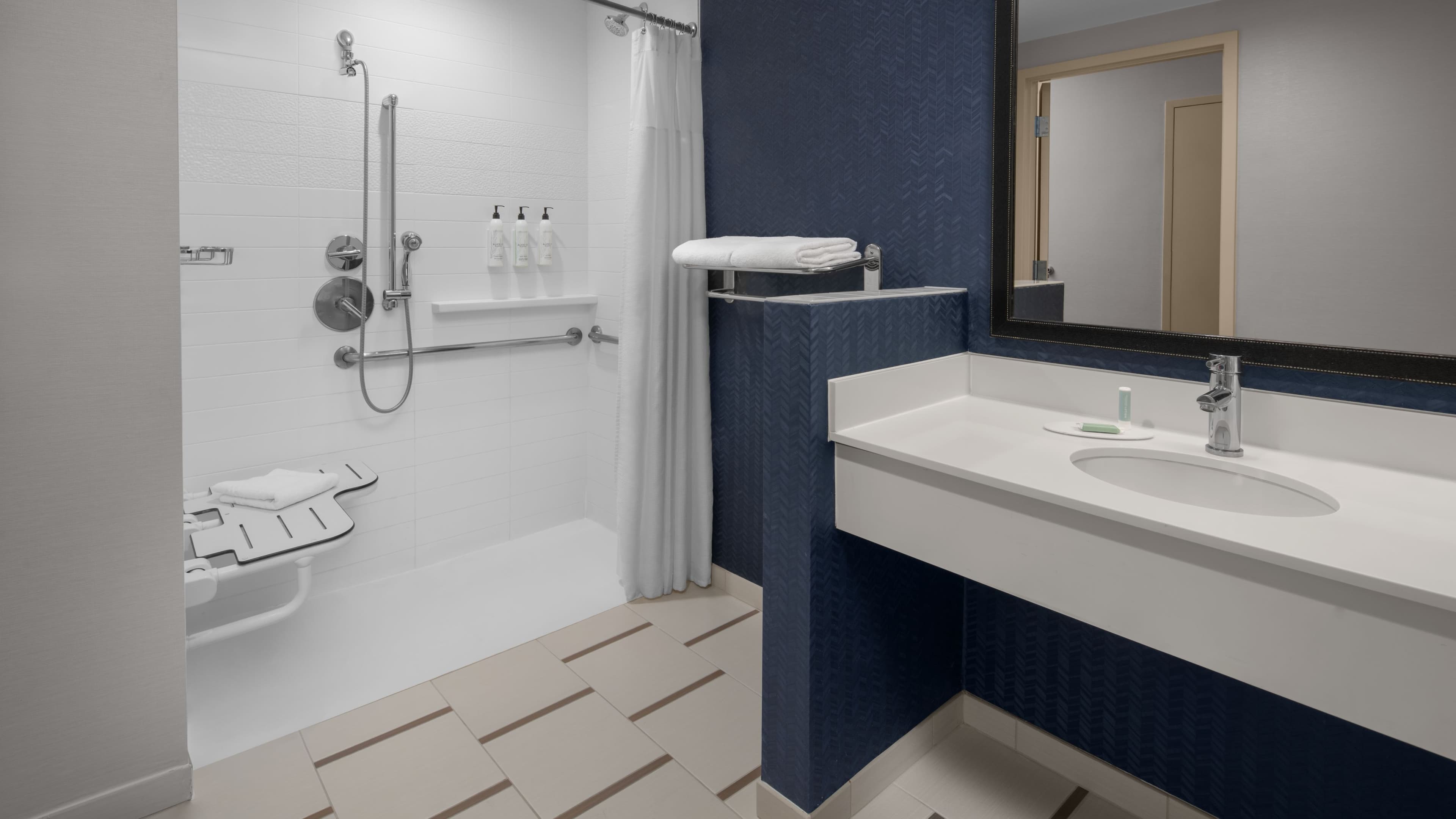 Queen Queen Guest Room - Image 7