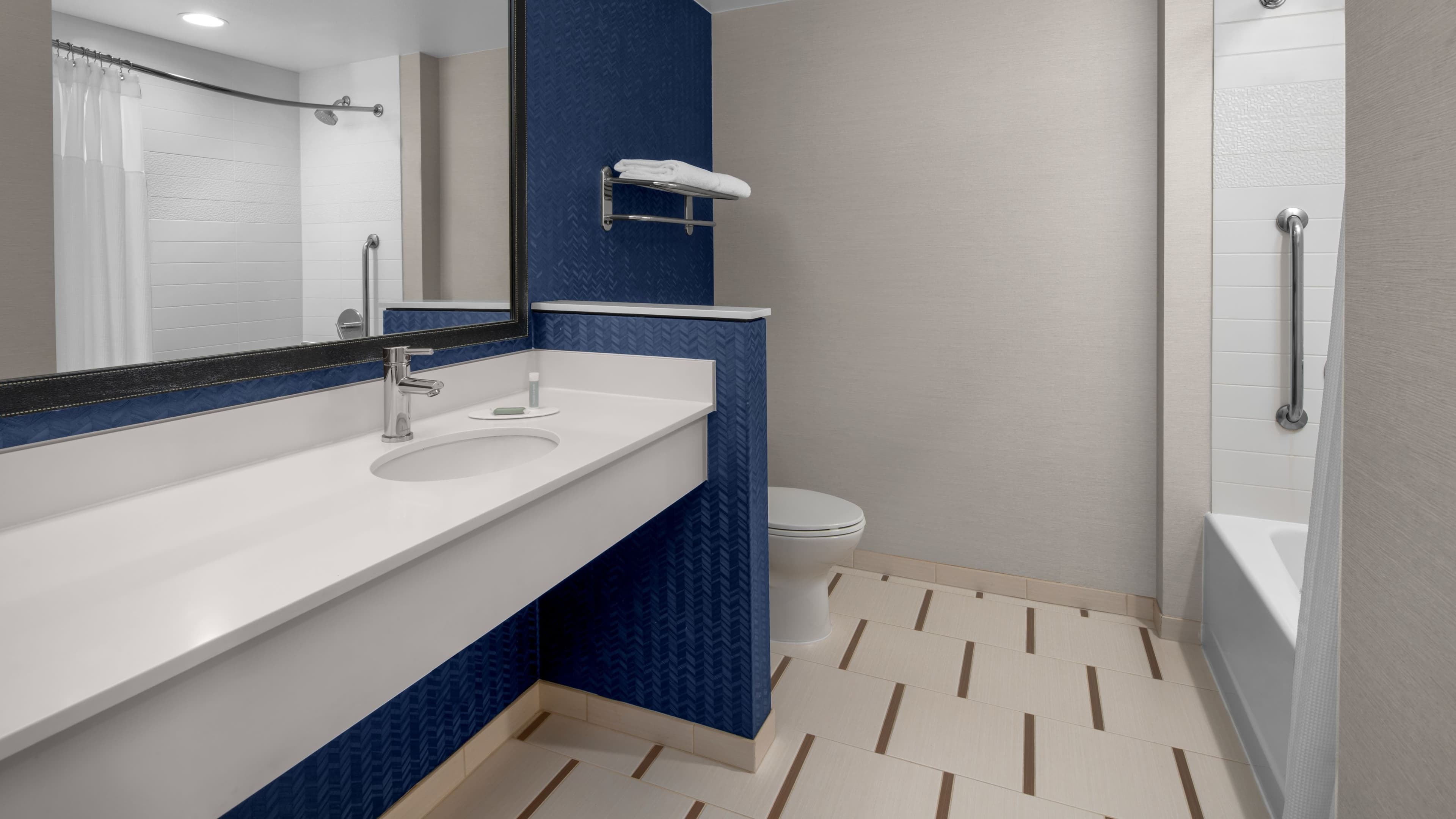 Queen Queen Guest Room - Image 4