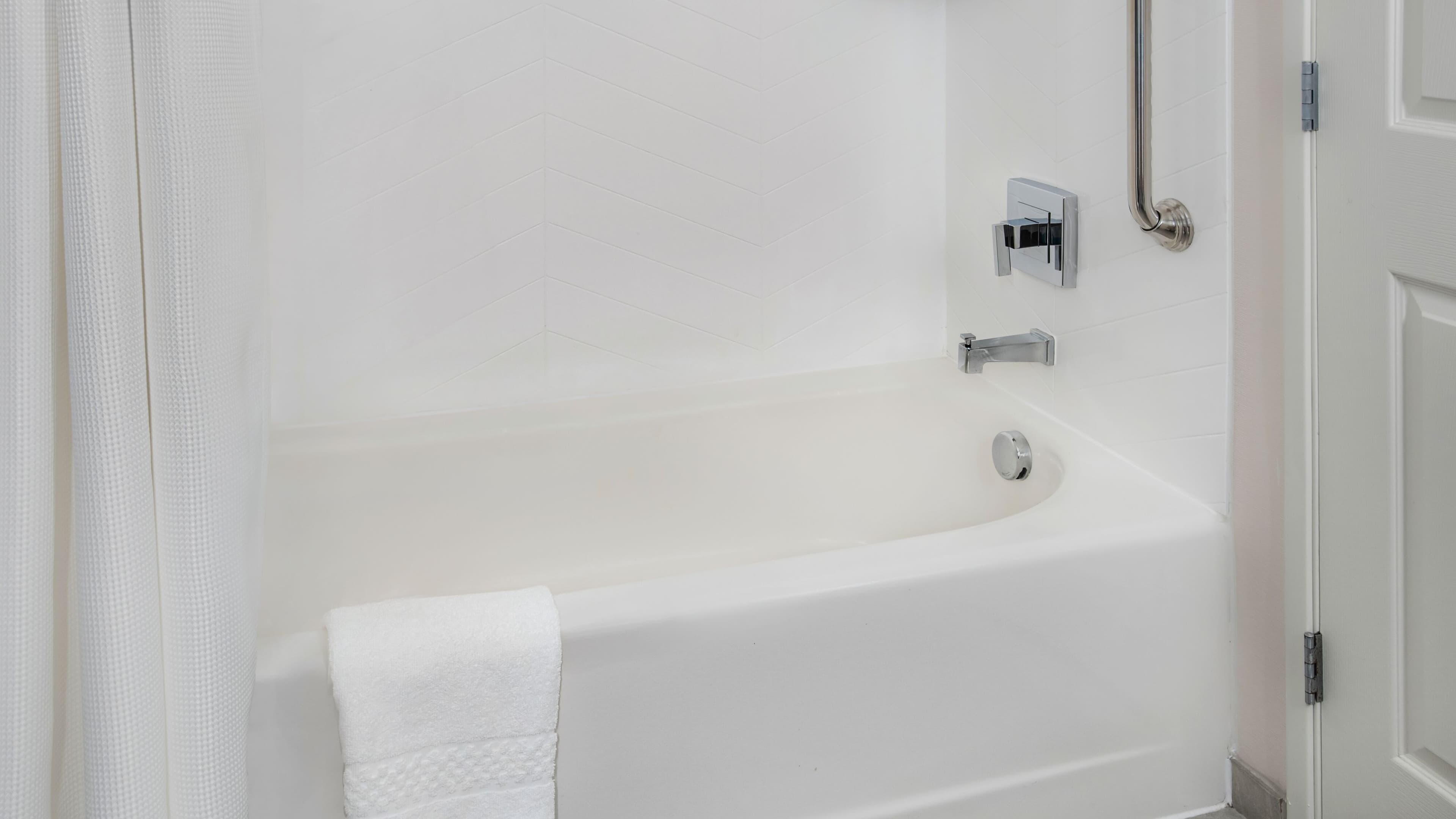 Holiday Inn Express Syracuse-Fairgrounds — 24