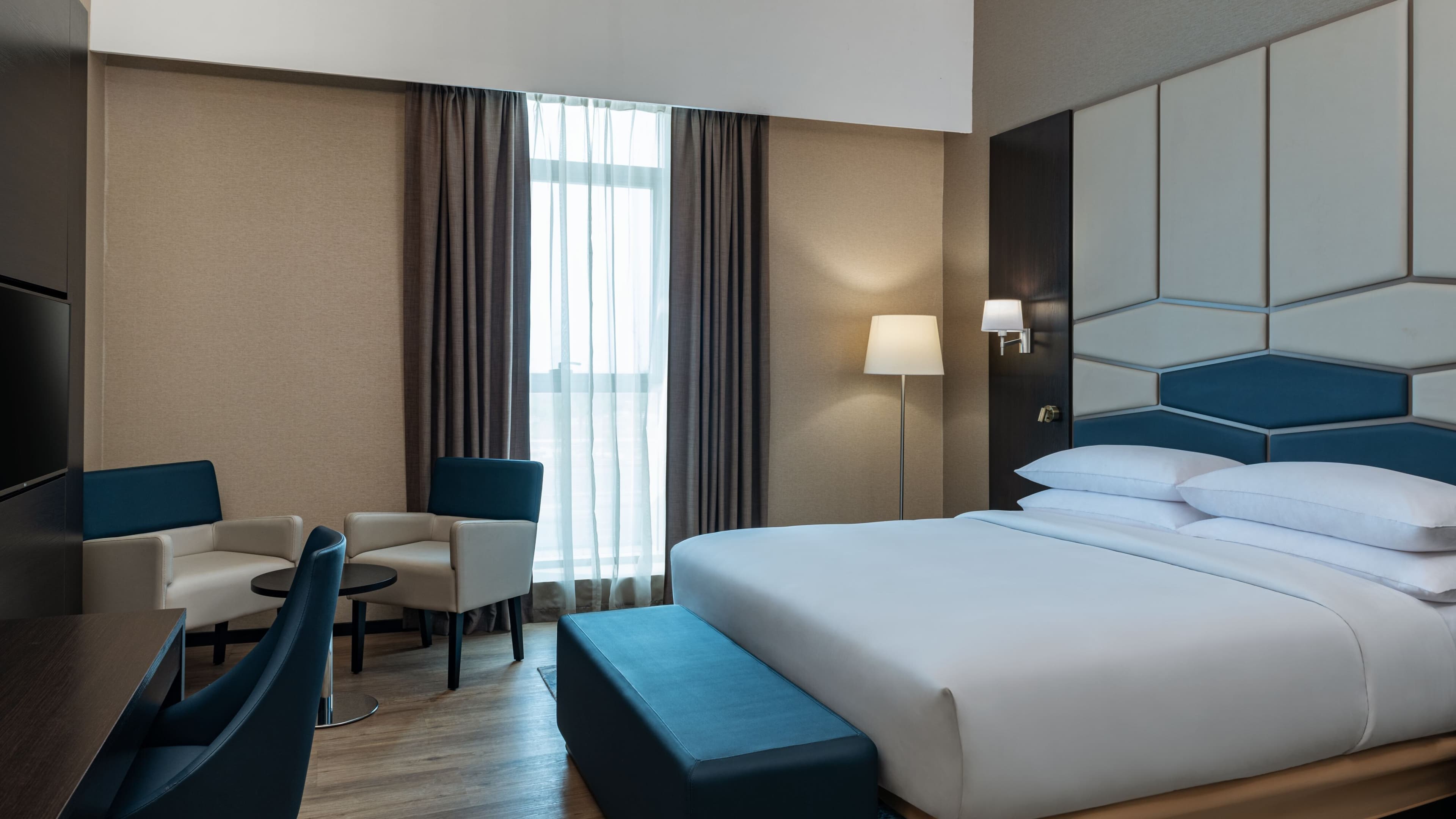 Four Points by Sheraton Production City, Dubai - Image 4