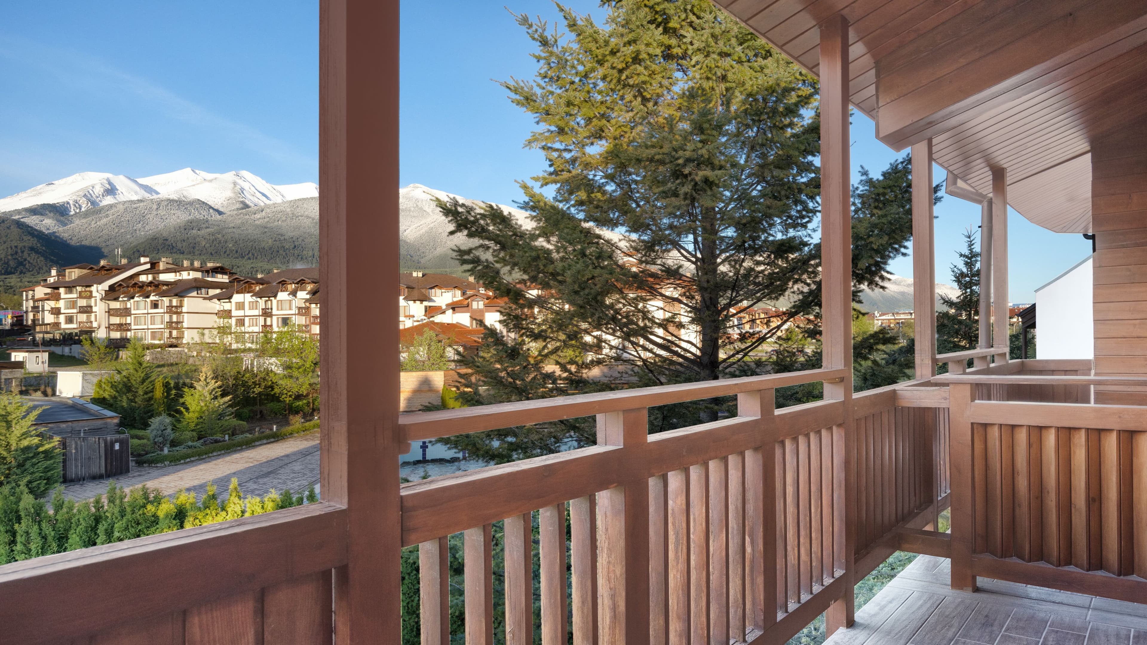 Deluxe King with Balcony - Image 6