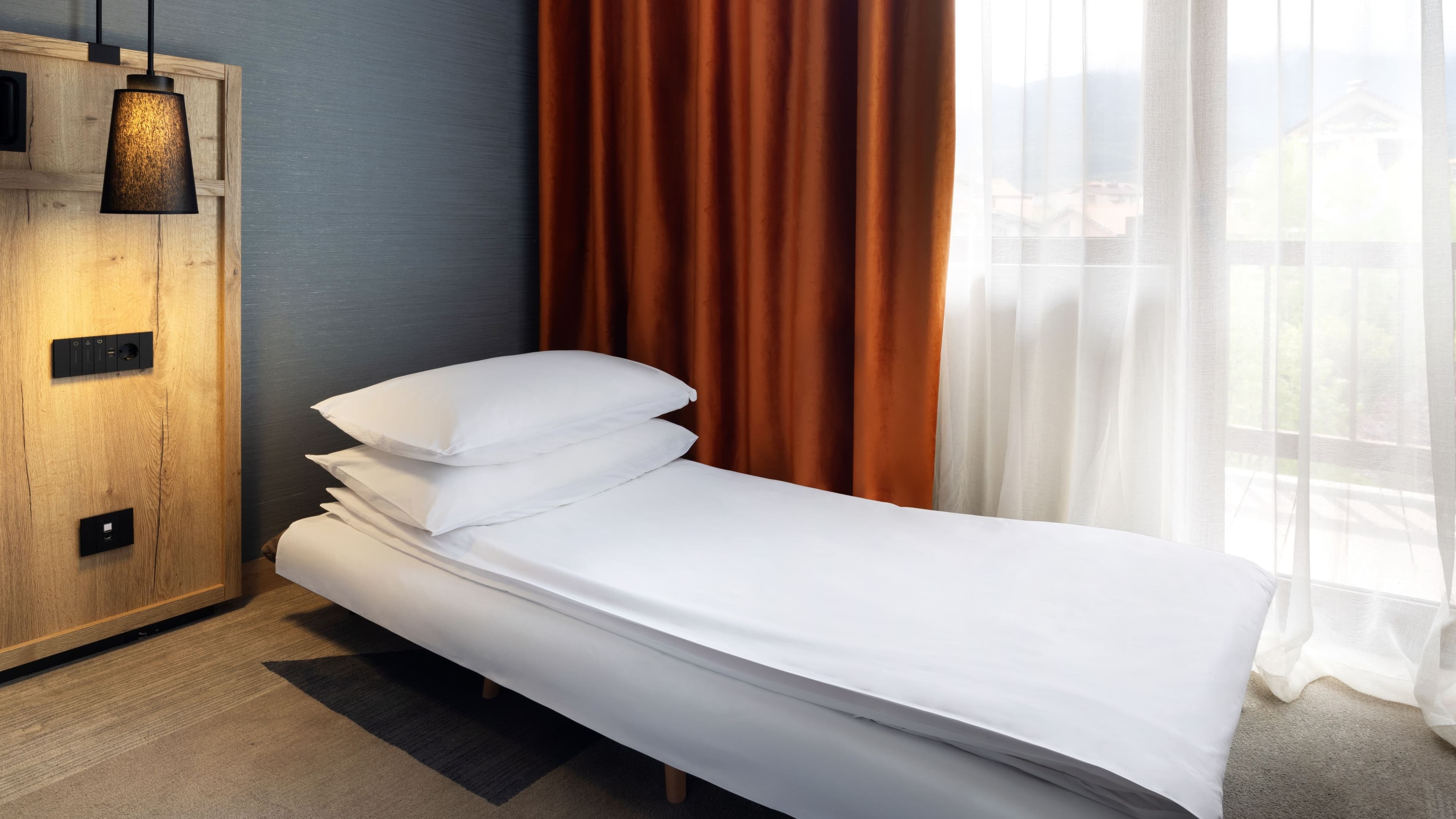 Deluxe King with Balcony - Image 5