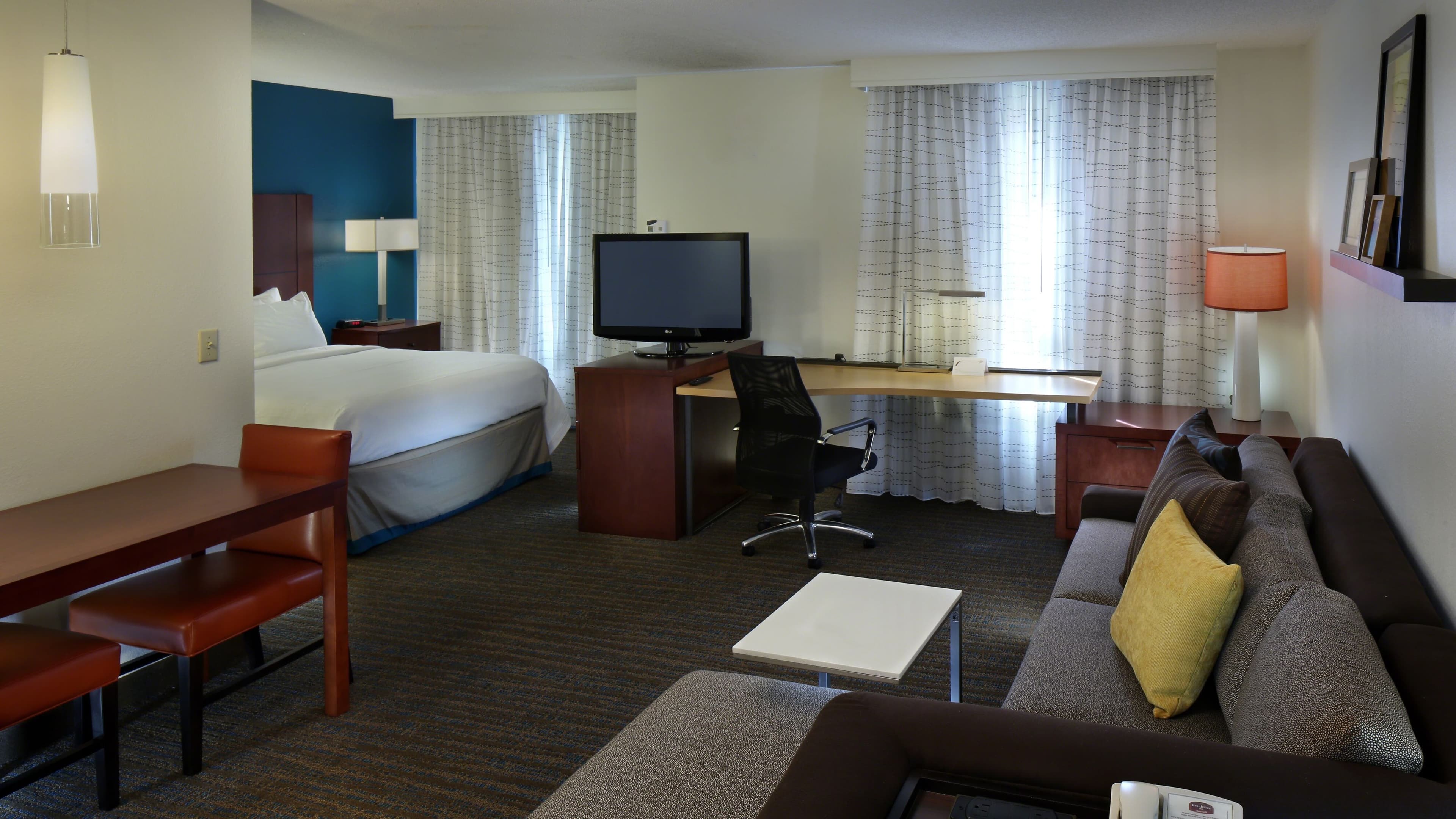 Studio with 1 Queen Bed - Image 8