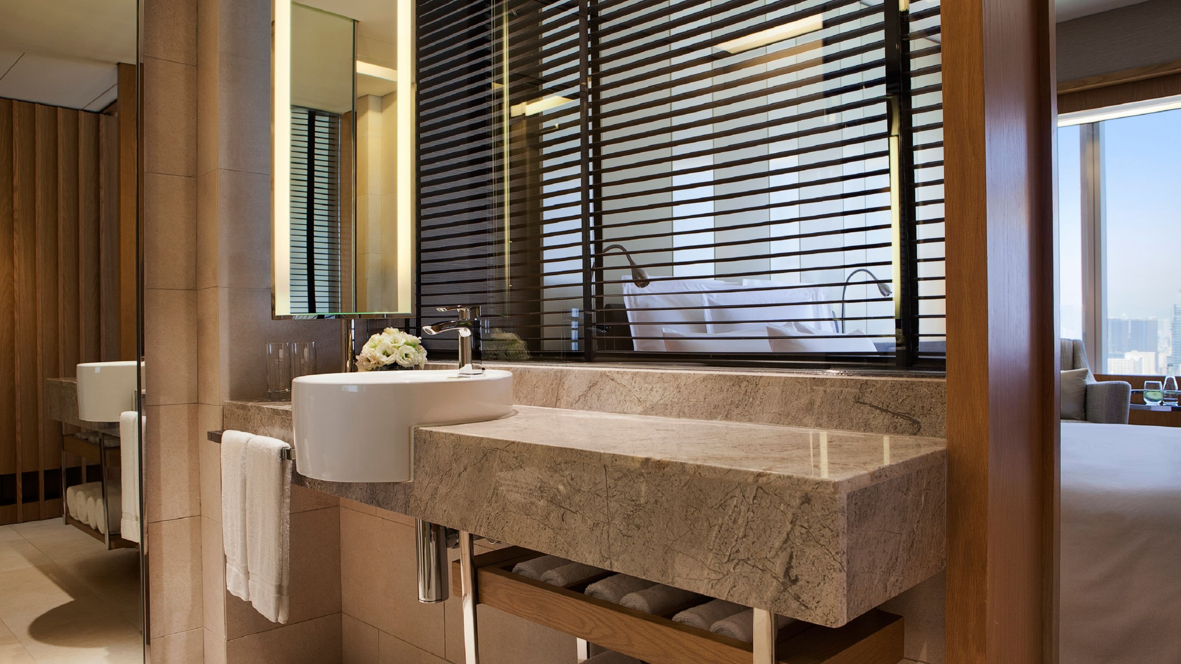 Renaissance Hong Kong Harbour View Hotel - Image 3