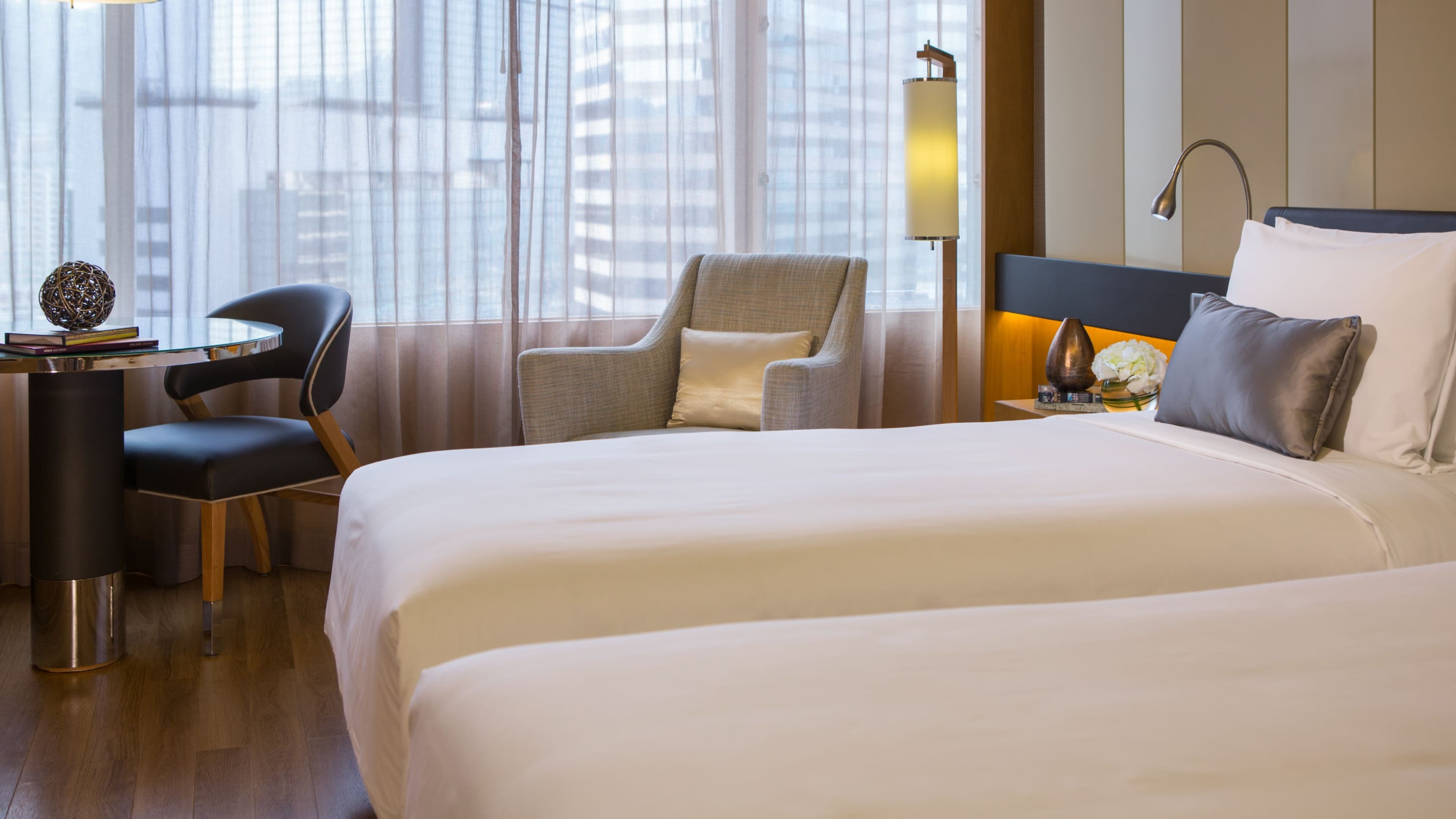 Renaissance Hong Kong Harbour View Hotel - Image 2