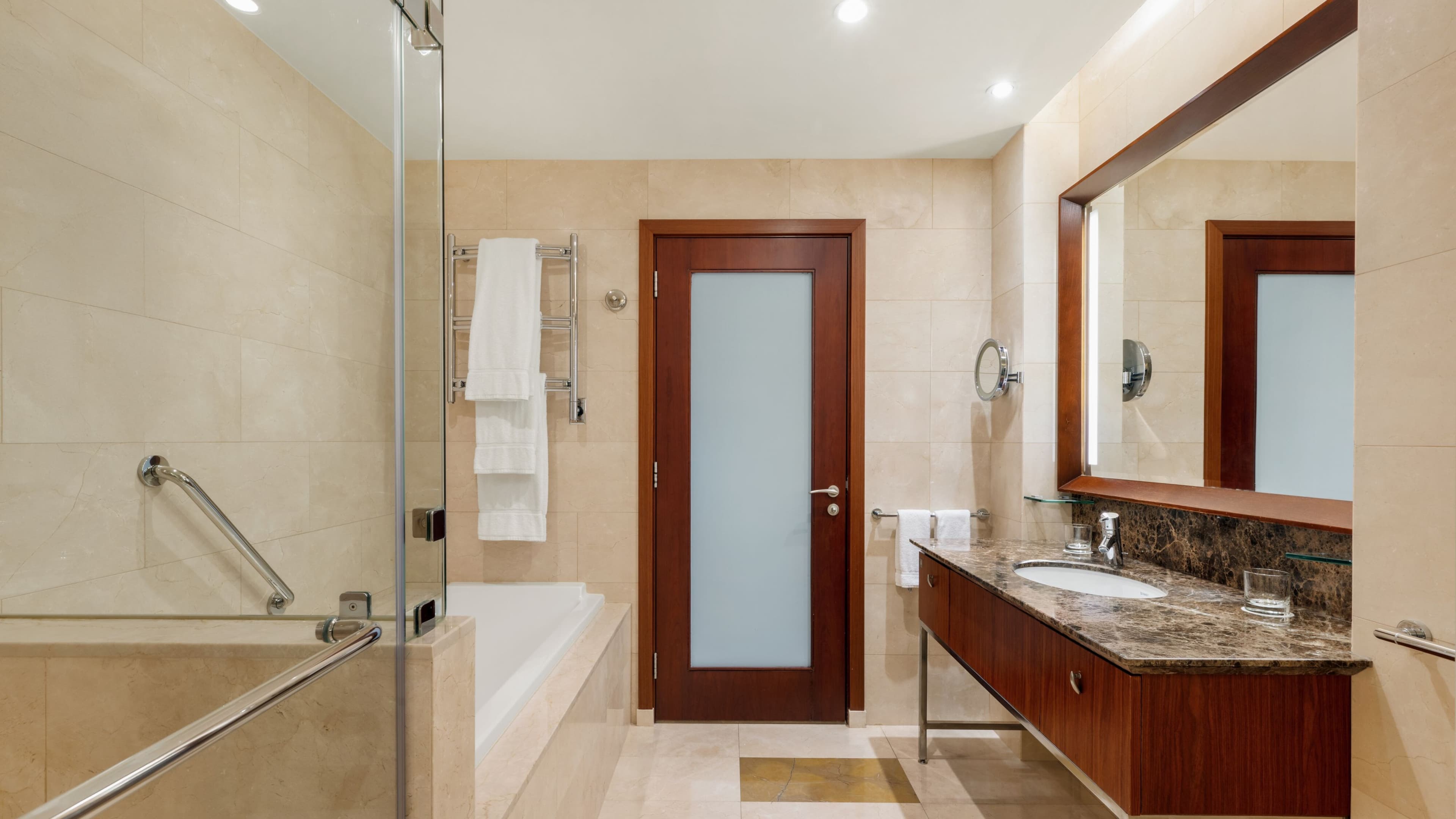 Deluxe Guest room - Image 8