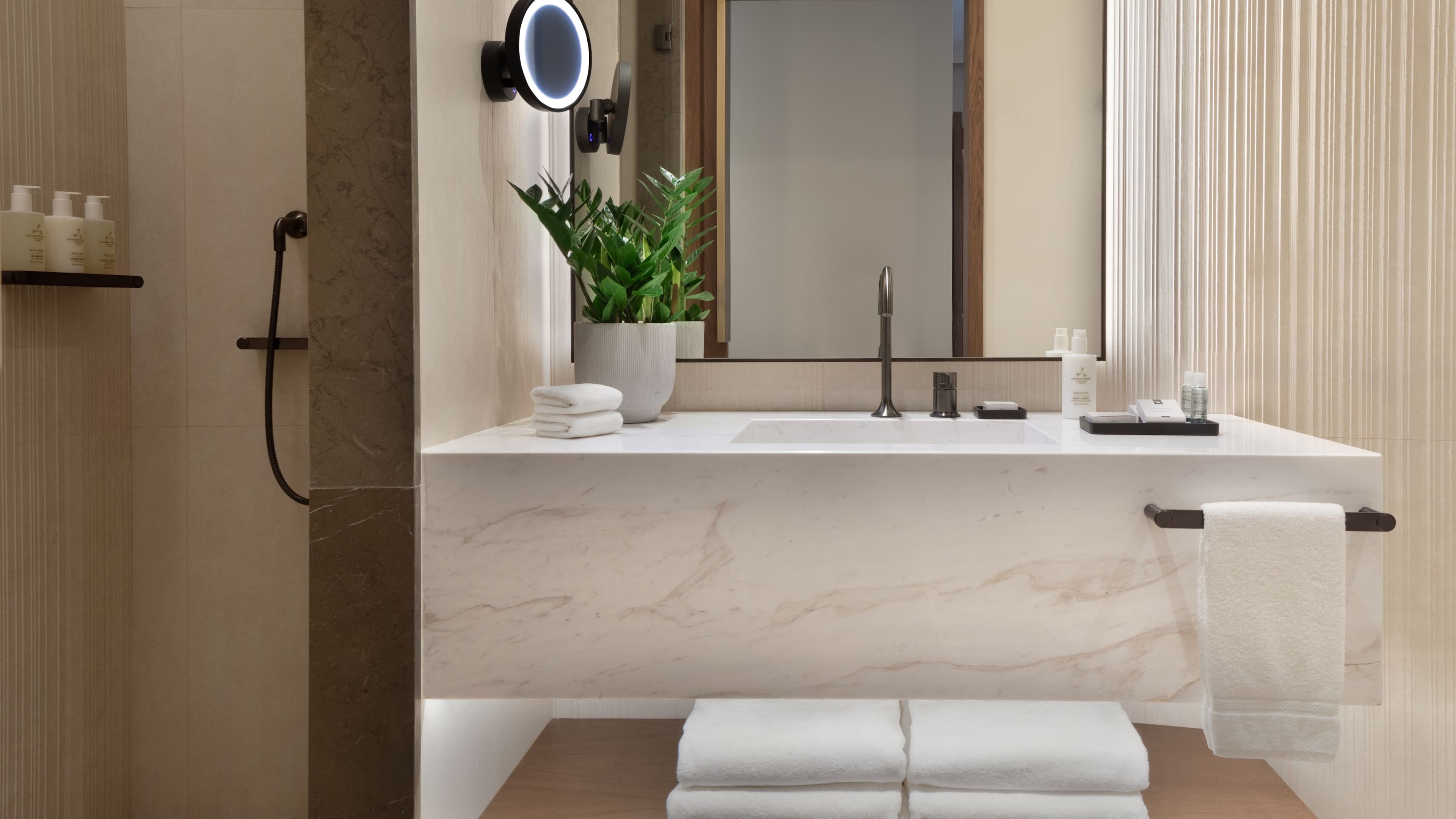 Deluxe Room - Image 10