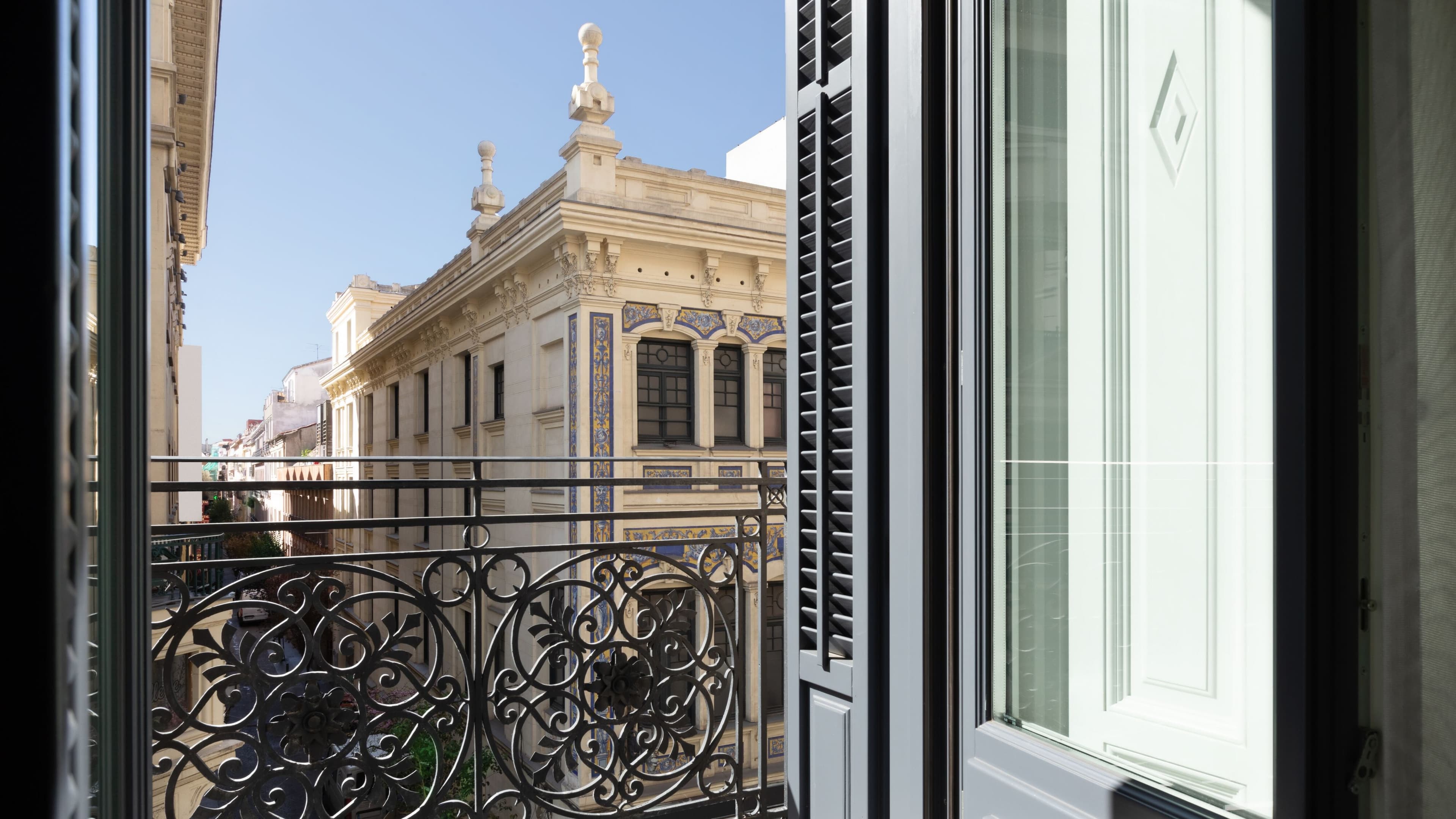 Deluxe Room - Image 8